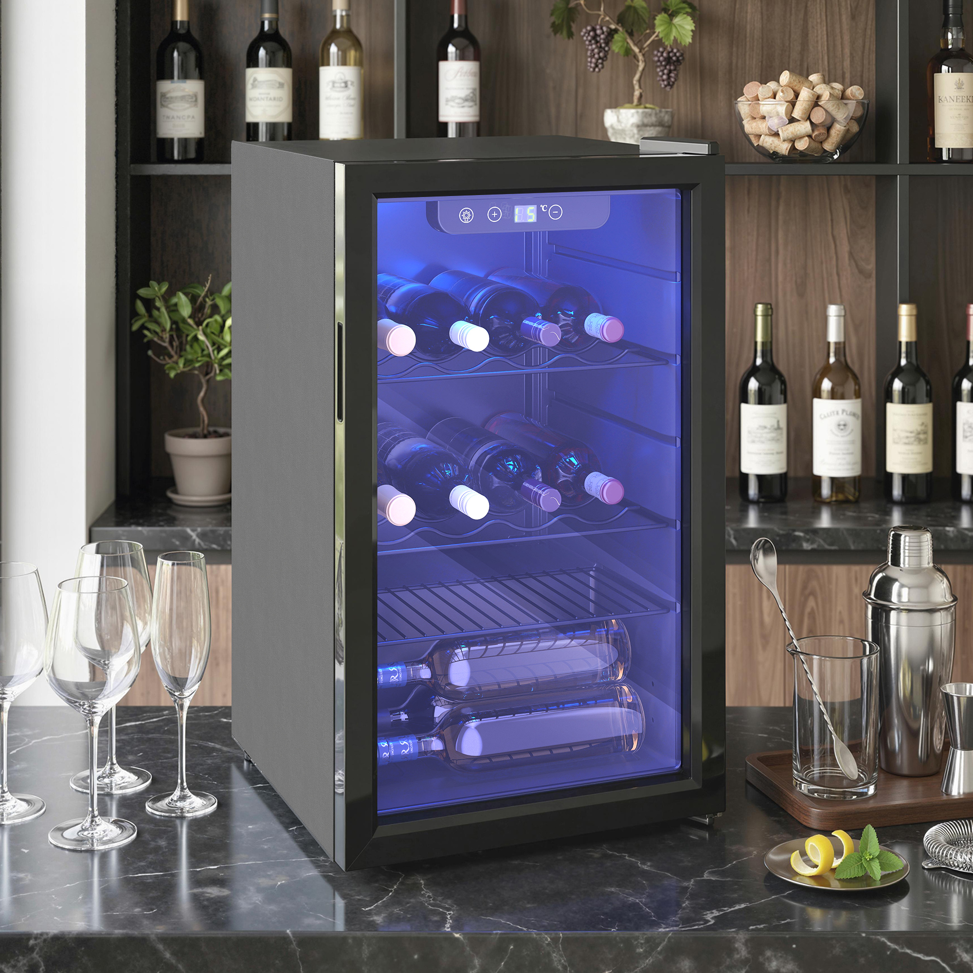 Un refrigeratore per vino nero con luce interna blu, pieno di bottiglie di vino.