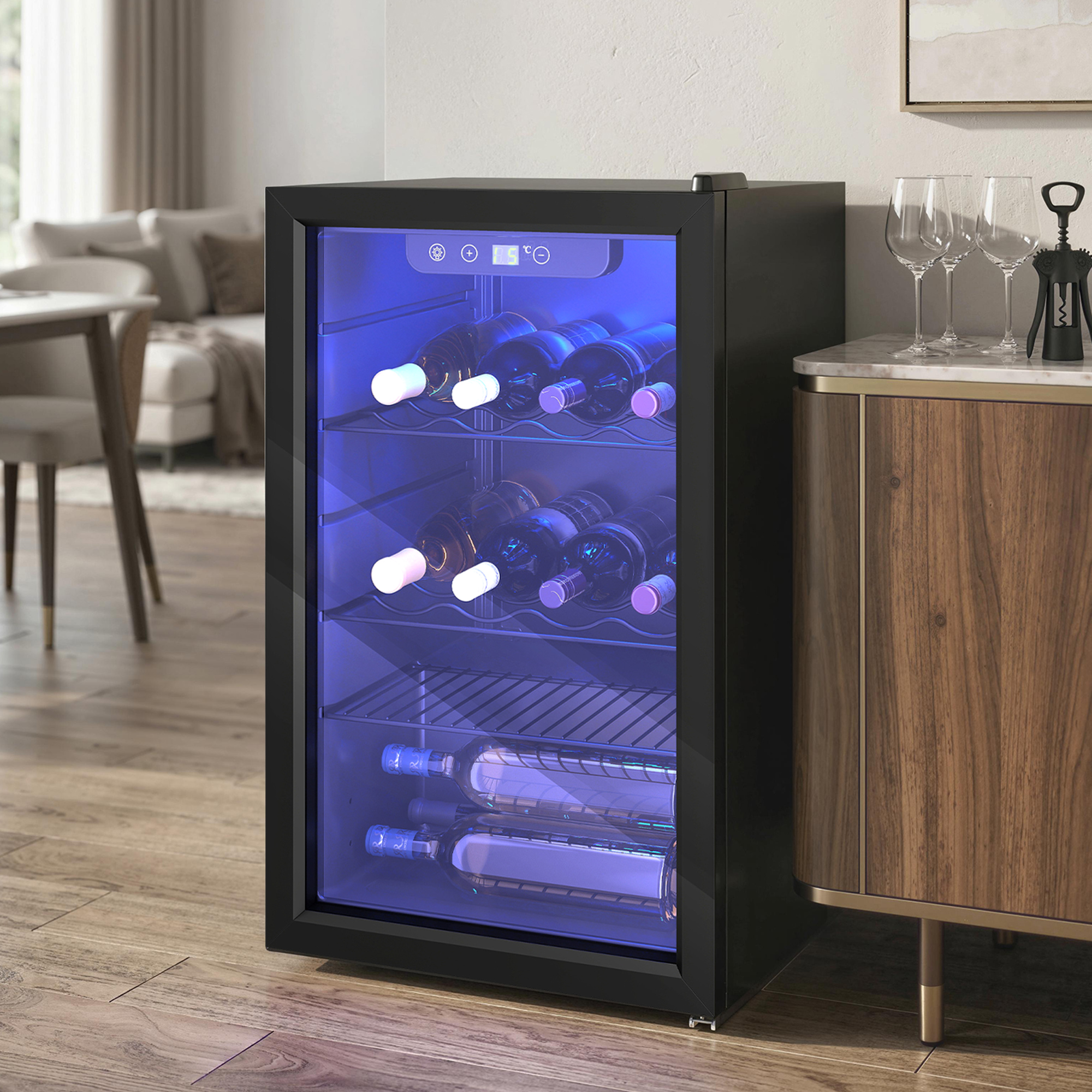 Una cantinetta nera con luce interna blu e bottiglie di vino esposte.