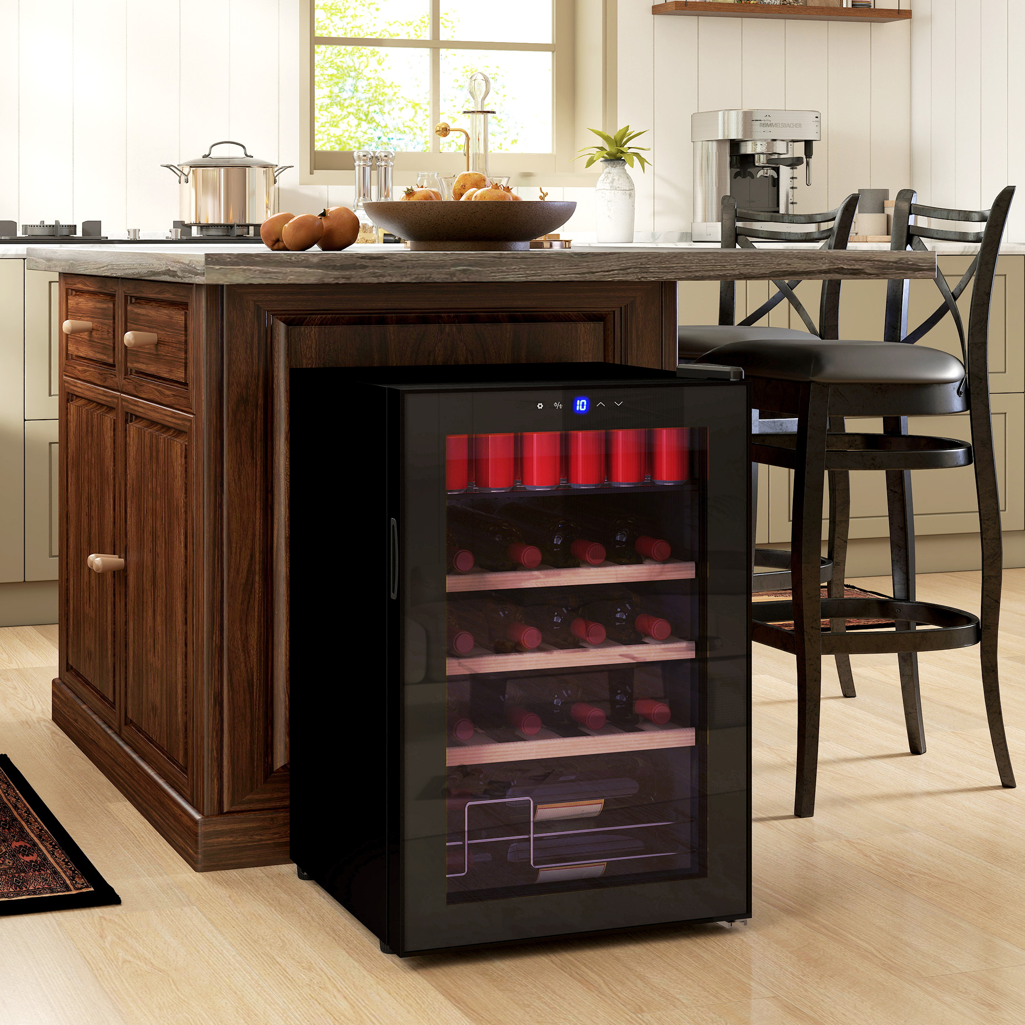 Un refrigeratore per vino nero accanto a un'isola da cucina in legno con sgabelli.