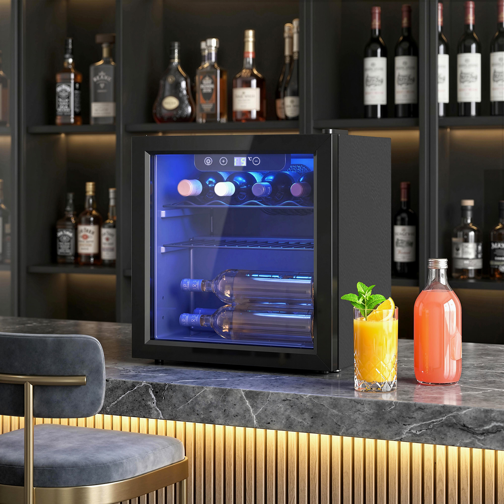 Un mini-frigo nero con luce blu, riempito di bottiglie. Due bicchieri di bevande si trovano accanto.