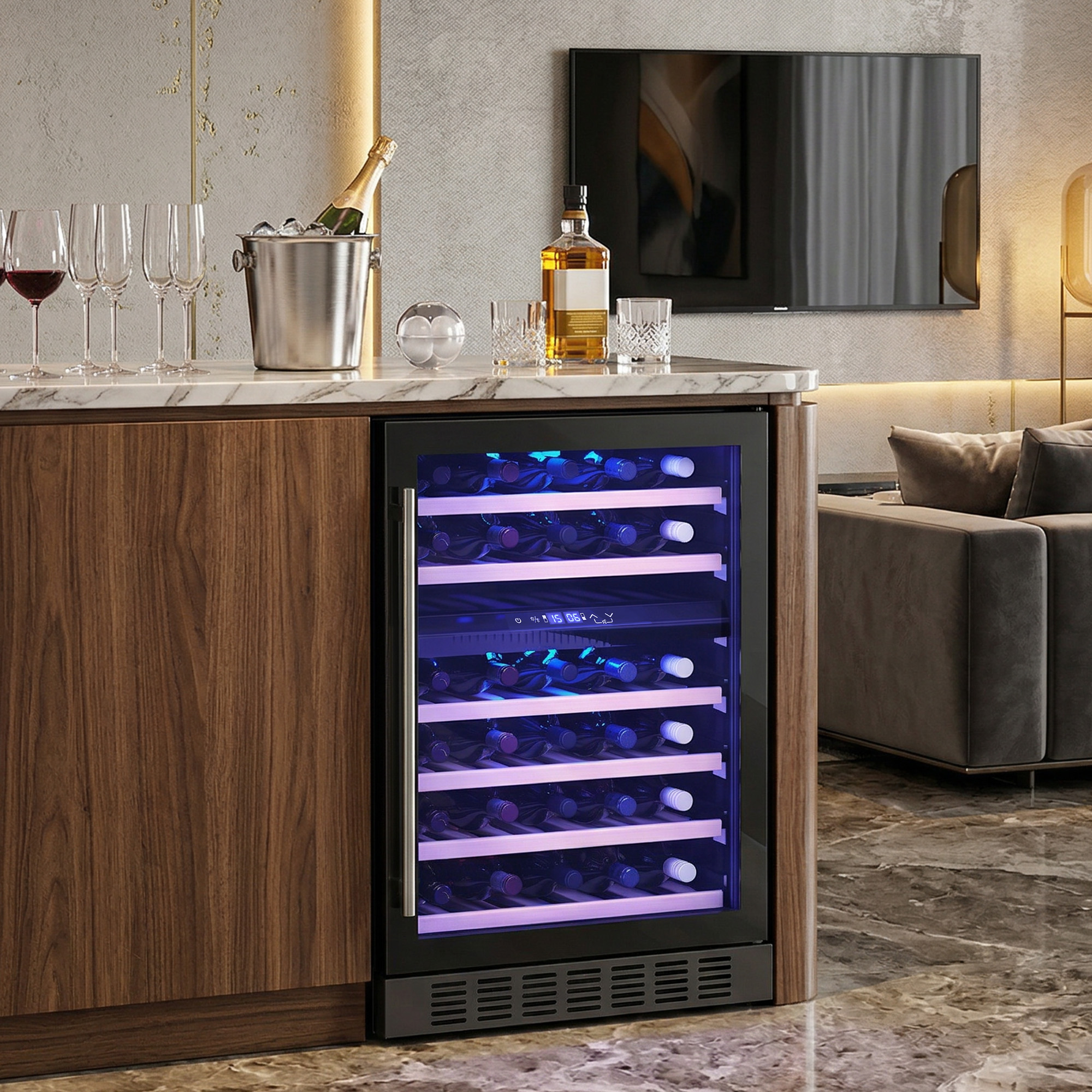 Una cantinetta con ante in legno, piena di bottiglie, accanto a bicchieri e una bottiglia di champagne in un secchiello per il ghiaccio.