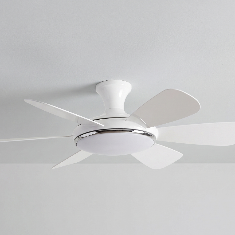 Un ventilador de techo blanco con cinco aspas y una luz integrada.