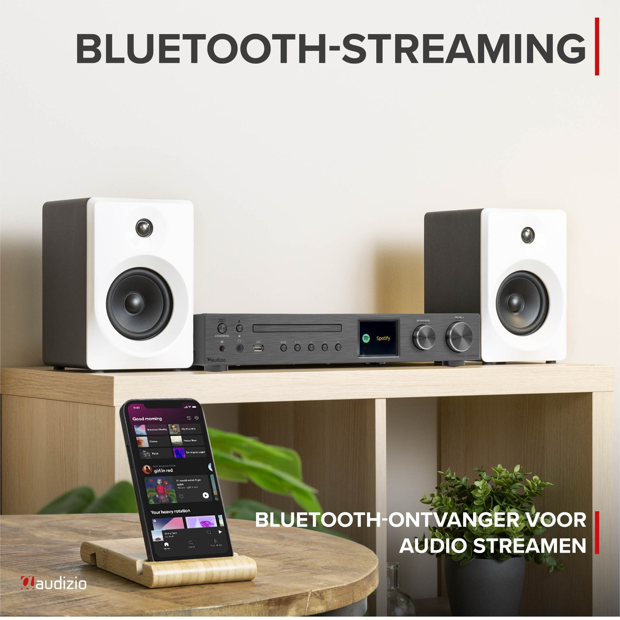 Bluetooth-Stereoanlage mit zwei weißen Lautsprechern und einem Smartphone, das Spotify zeigt.