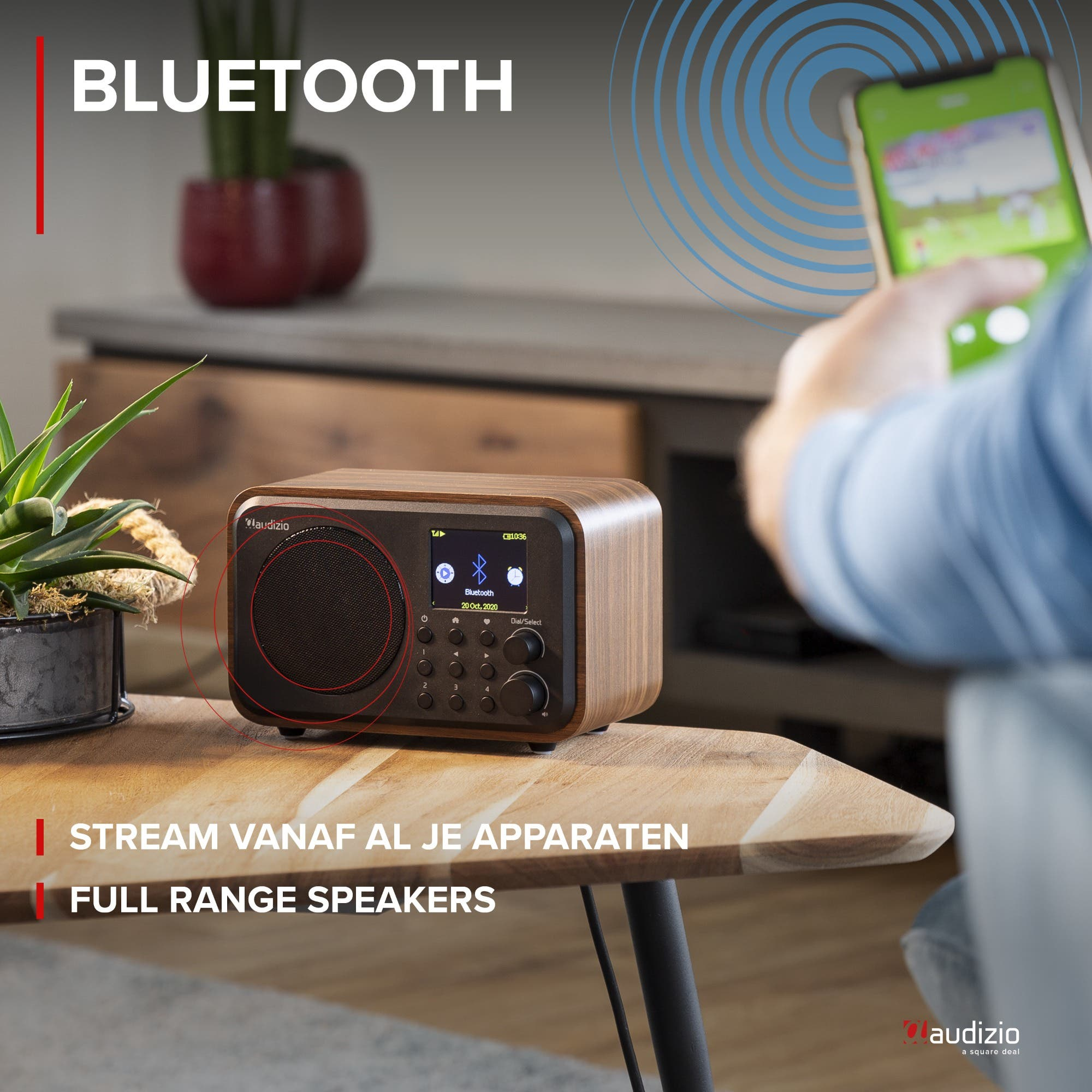 Een houten radio met Bluetooth-symbool en een smartphone in de buurt.