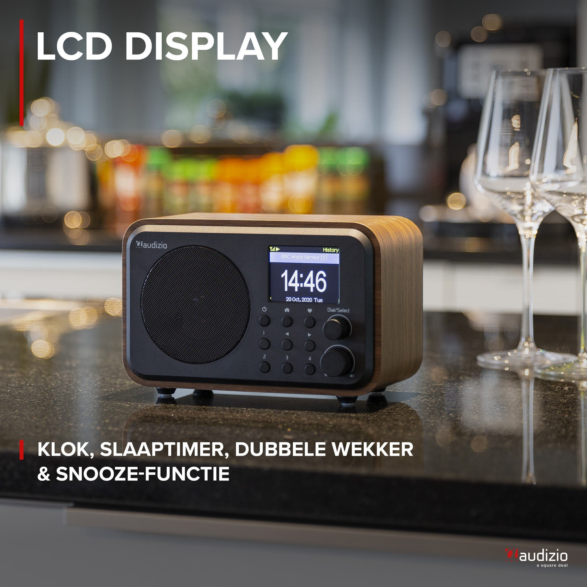 Houten radio met LCD-scherm toont 14:46. Glazen op de achtergrond.