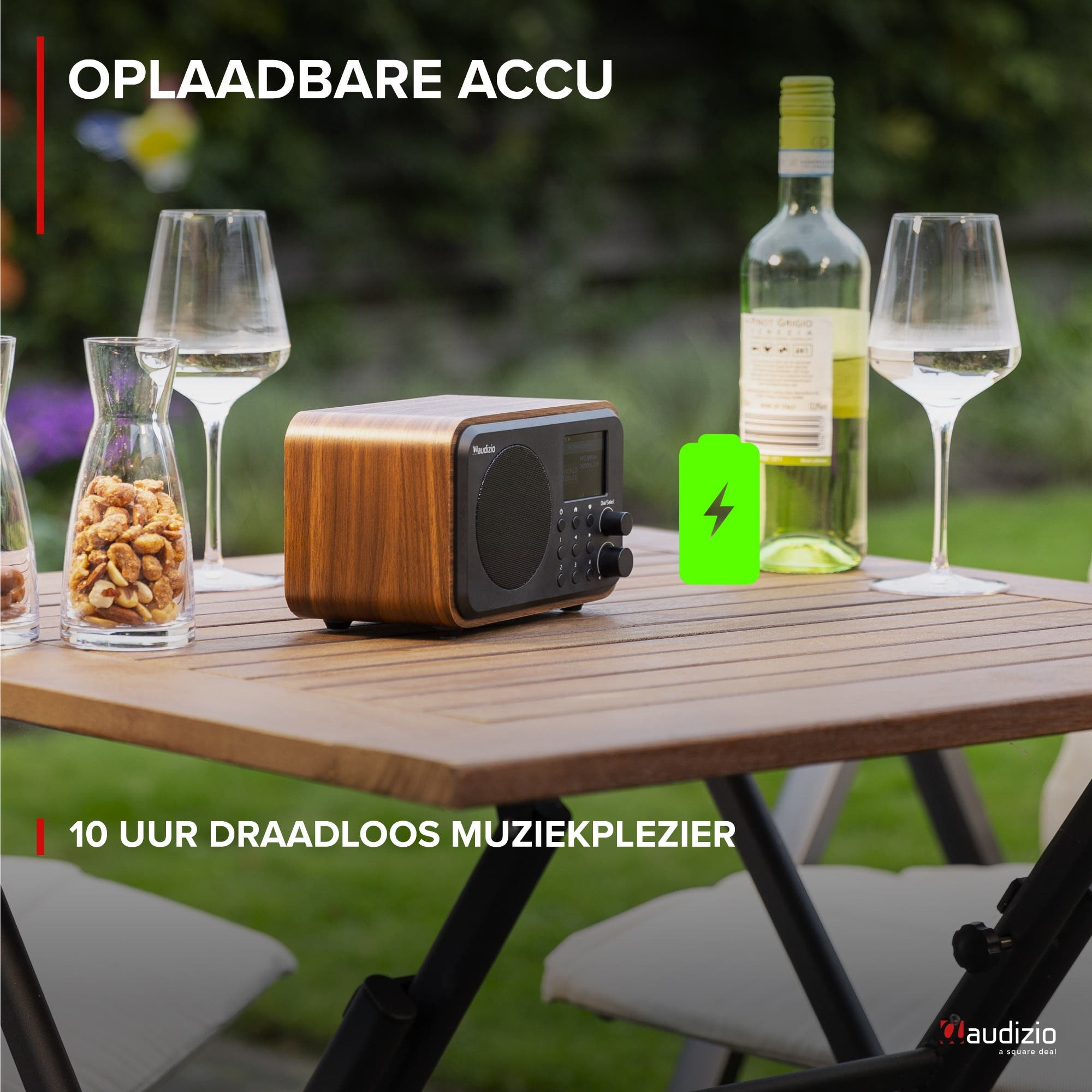 Houten radio met glazen, wijn en gevulde snacks.