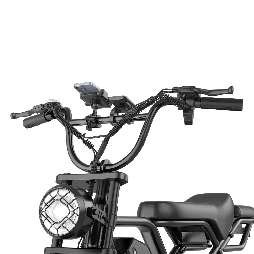 Nahaufnahme des schwarzen Lenkers eines E-Bikes mit Handyhalterung und Scheinwerfer.