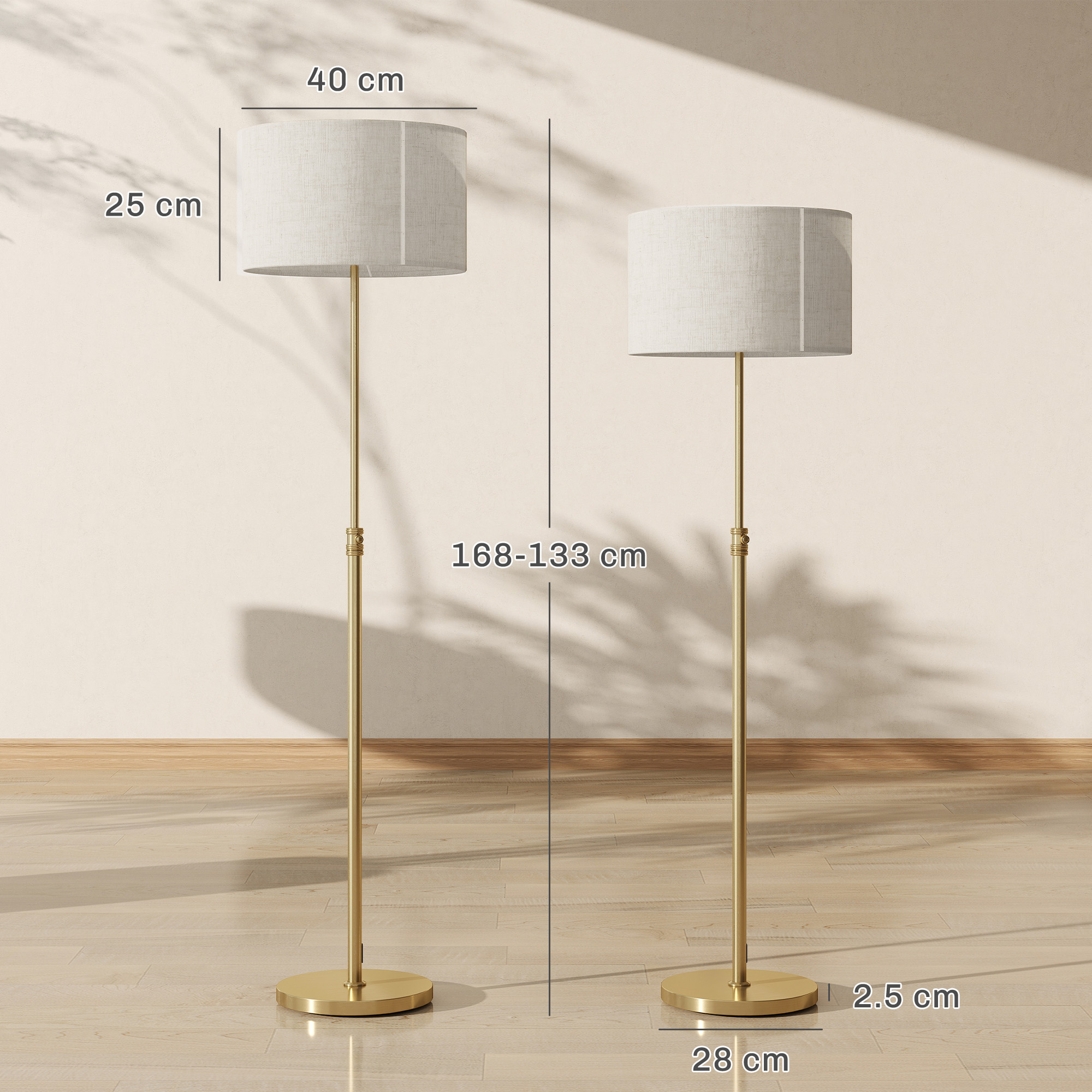Due lampade da terra dorate con paralumi bianchi su pavimento in legno.