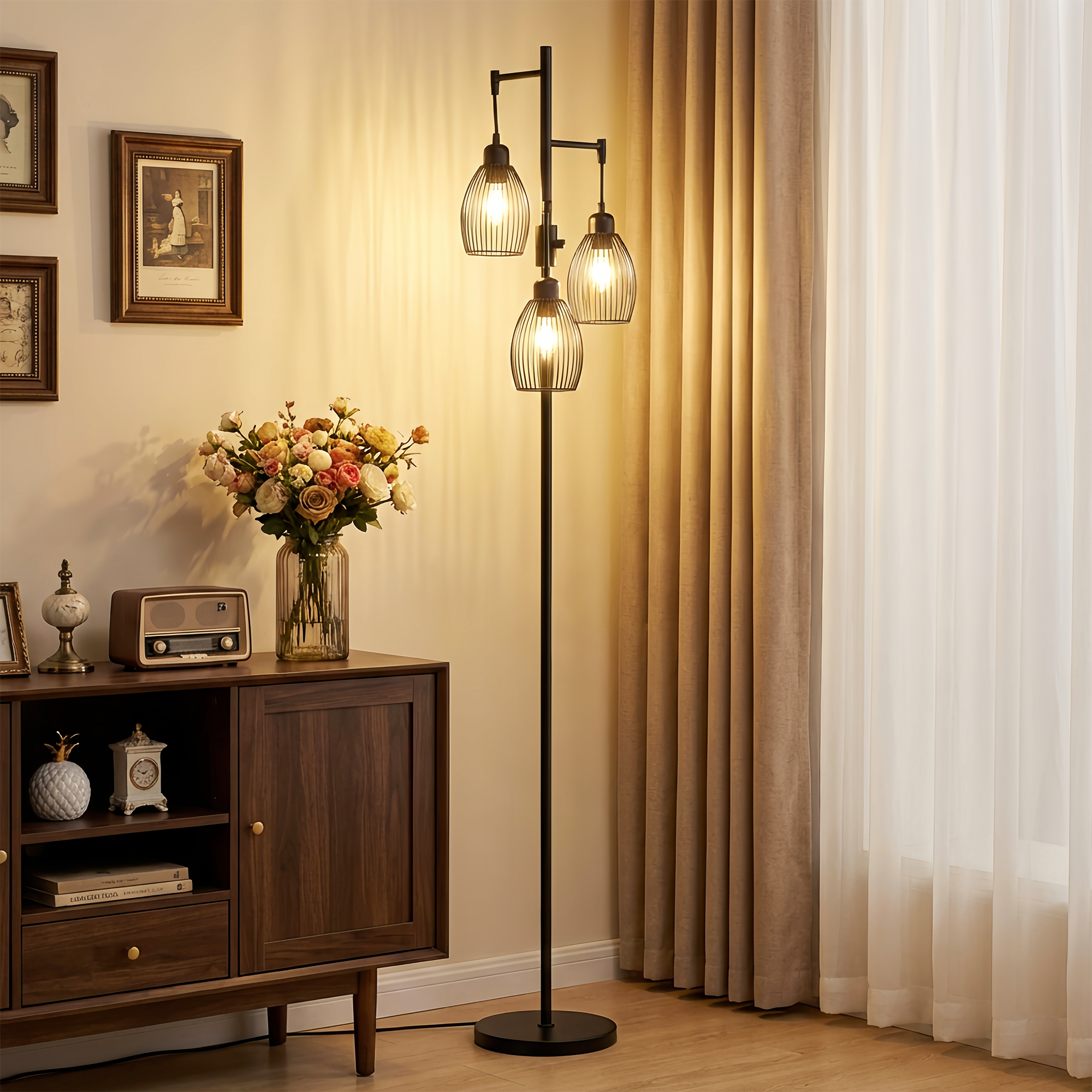 Lampada da terra a tre teste accanto a un mobile in legno scuro con fiori e radio.