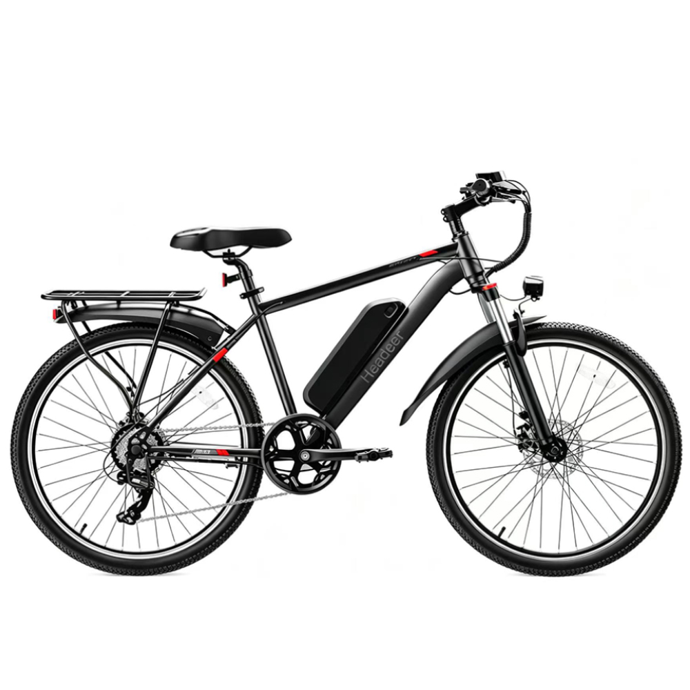 Schwarzes Elektrofahrrad mit Gepäckträger und niedrigem Rahmen, auf weißem Hintergrund.
