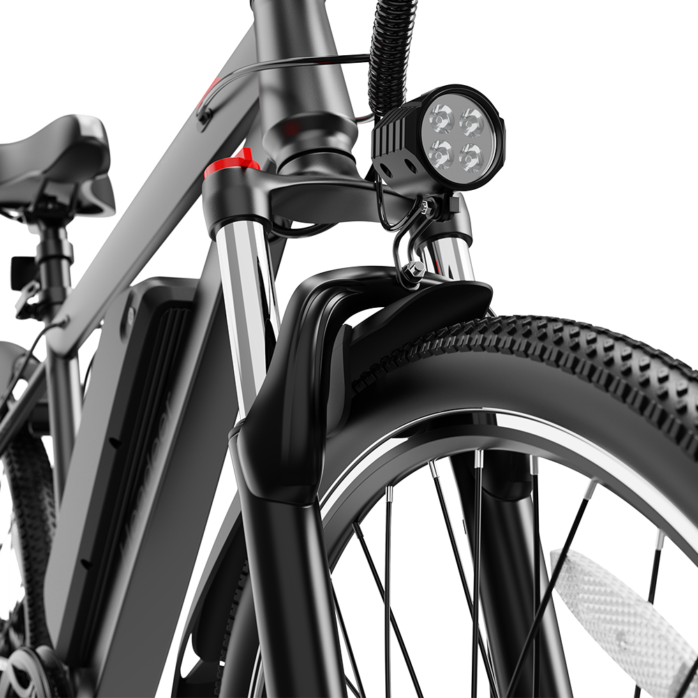 Schwarzes E-Bike mit Vorderlicht, Federgabel und Reifen.