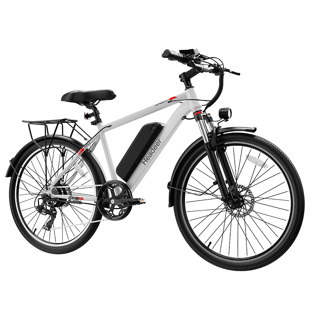 Ein weißes E-Bike mit schwarzem Akku, schwarzen Schutzblechen und schwarzem Gepäckträger.