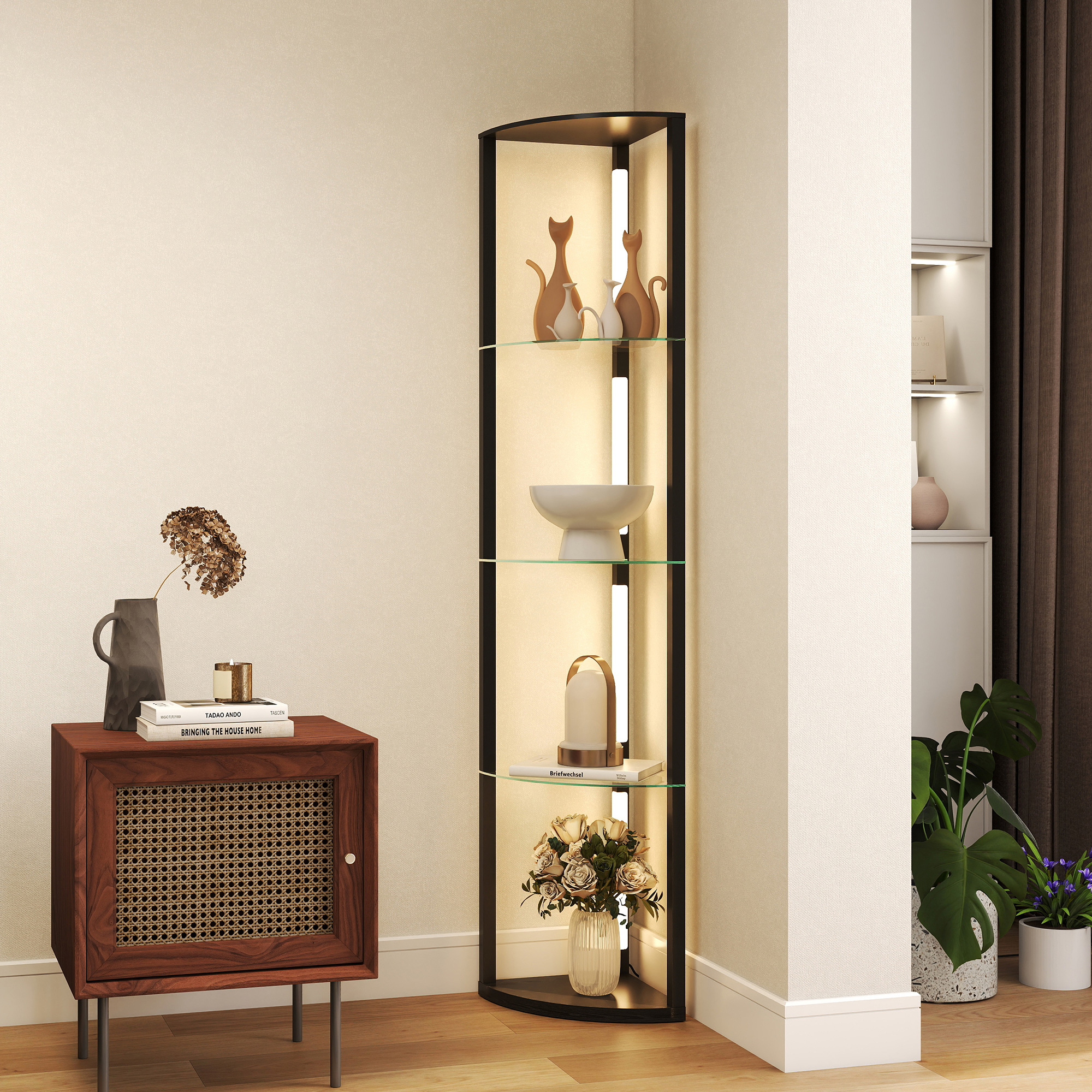 Vetrina angolare con ripiani in vetro, decorata con vasi, libri e sculture. Accanto un mobile in legno.