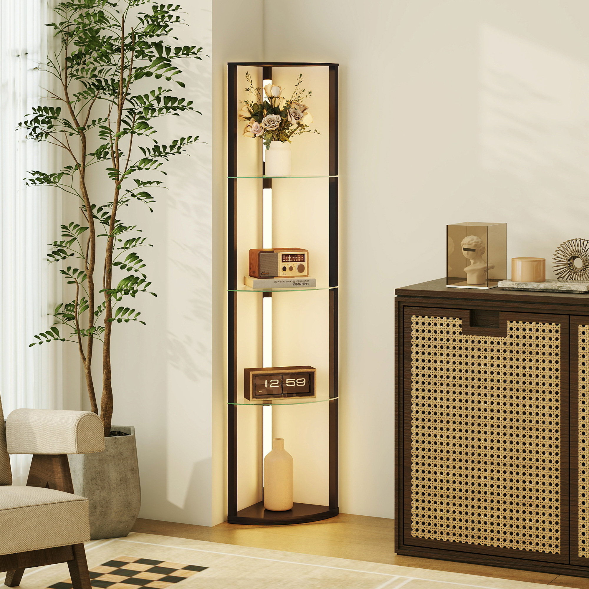 Un angolo con una scaffalatura alta decorata con fiori, radio, libro e vaso.