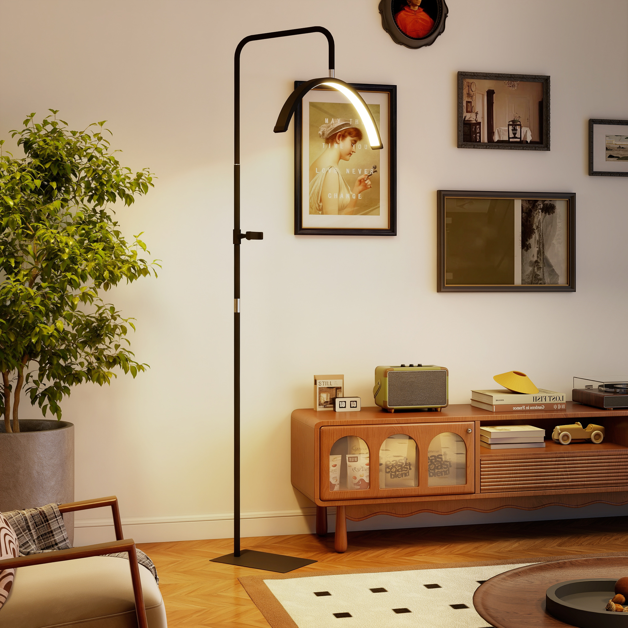 Un soggiorno con lampada da terra, poltrona, piante e decorazioni.