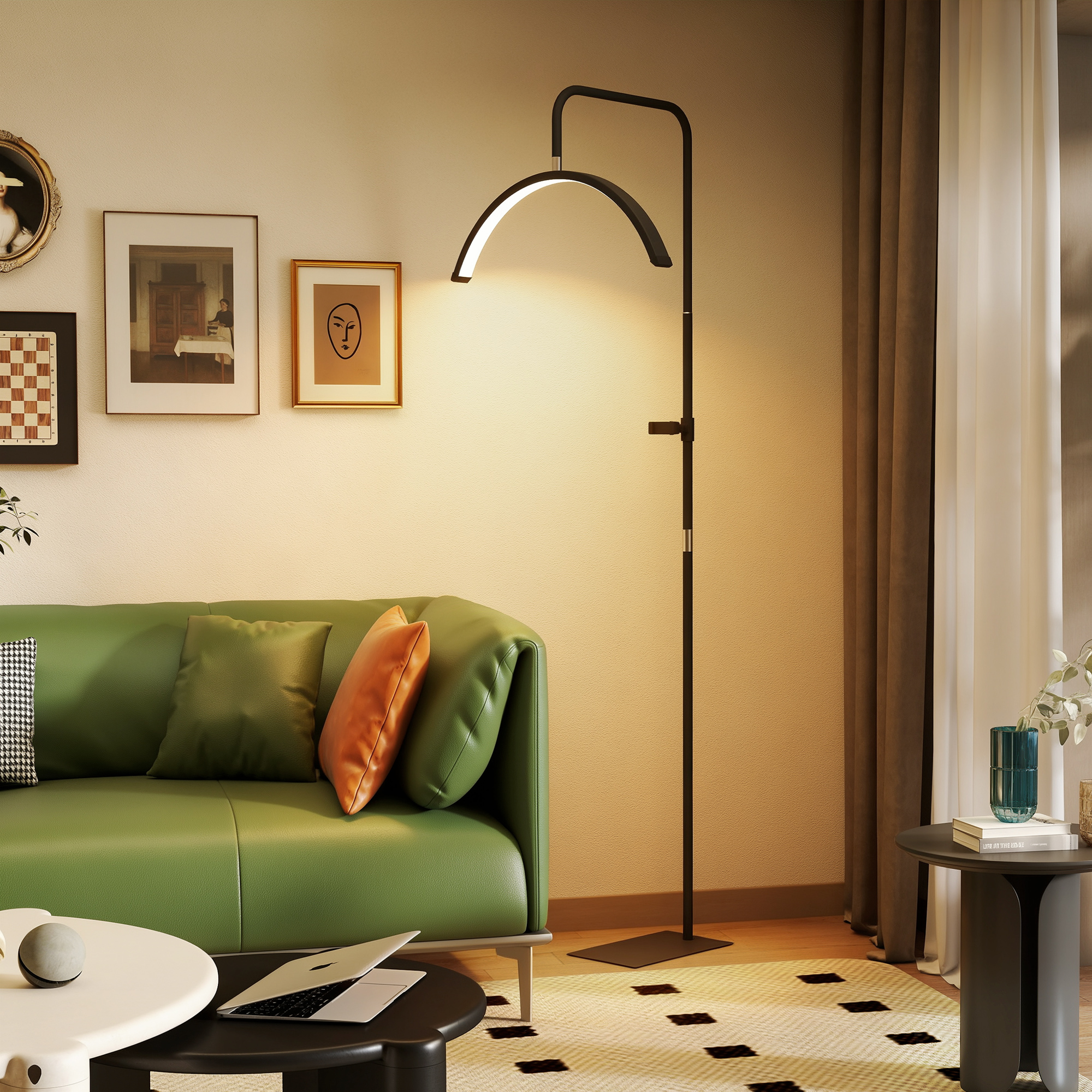 Divano verde con cuscini, lampada da terra moderna e quadri.