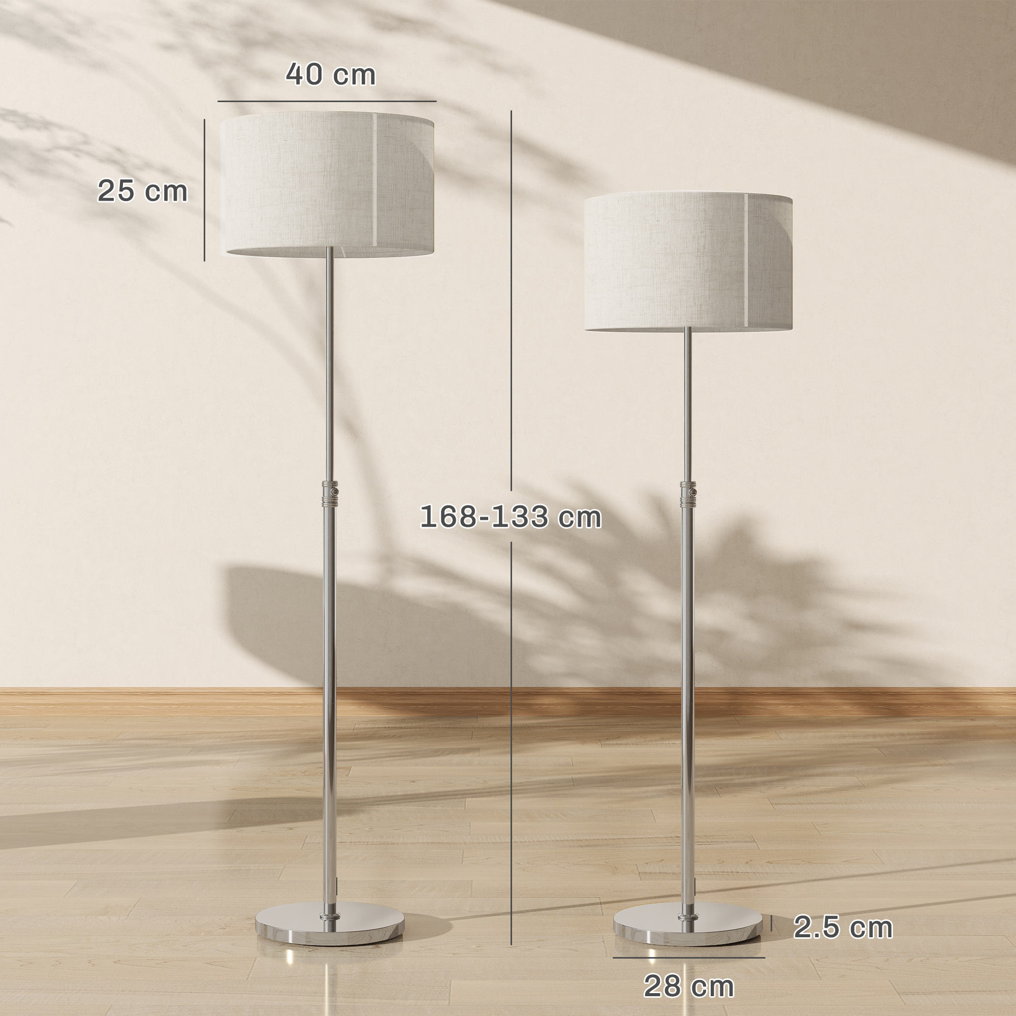 Due lampade da terra con paralumi bianchi e steli cromati su pavimento in legno.