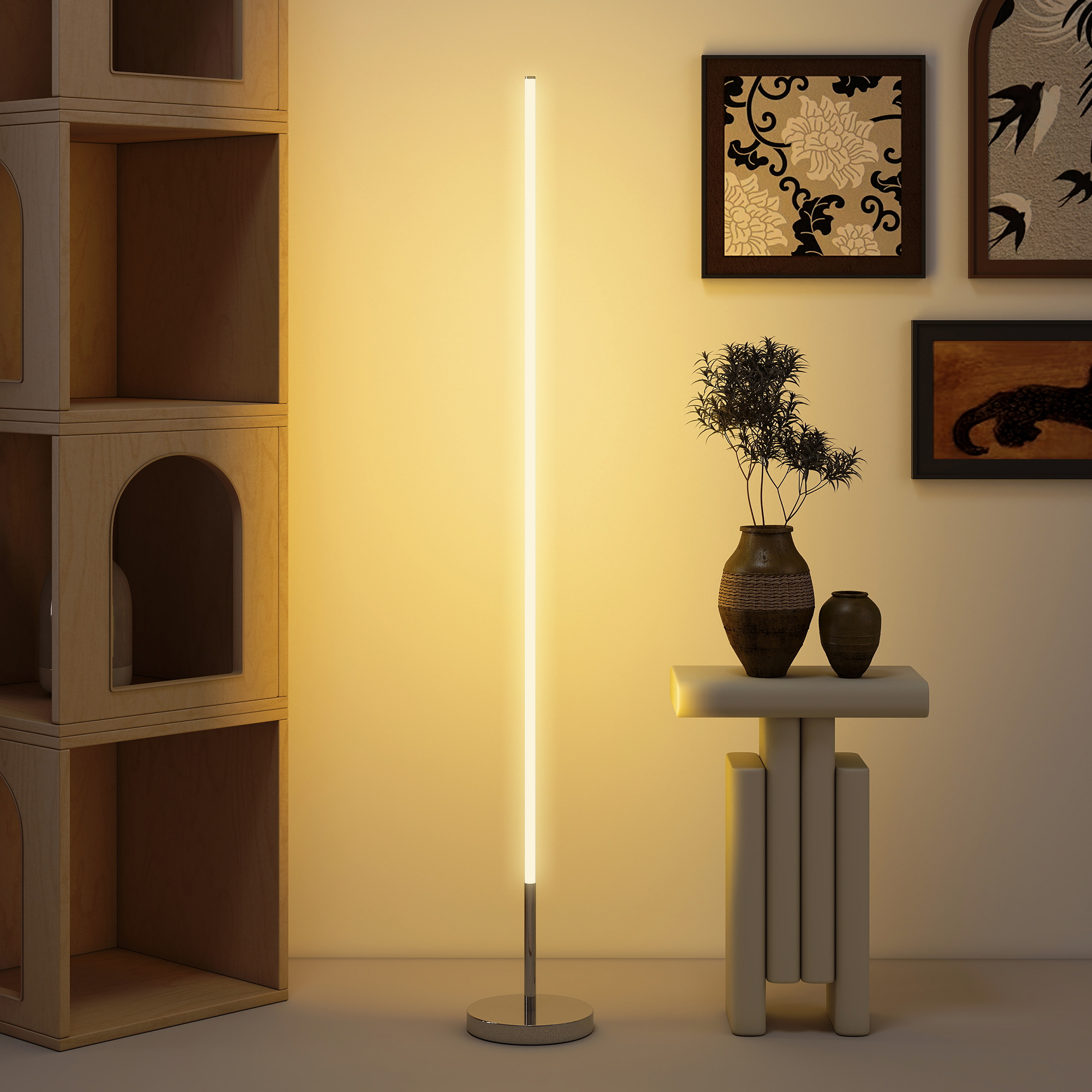 Una lampada da terra sottile e luminosa si trova accanto a una mensola in legno e un tavolino con vasi.