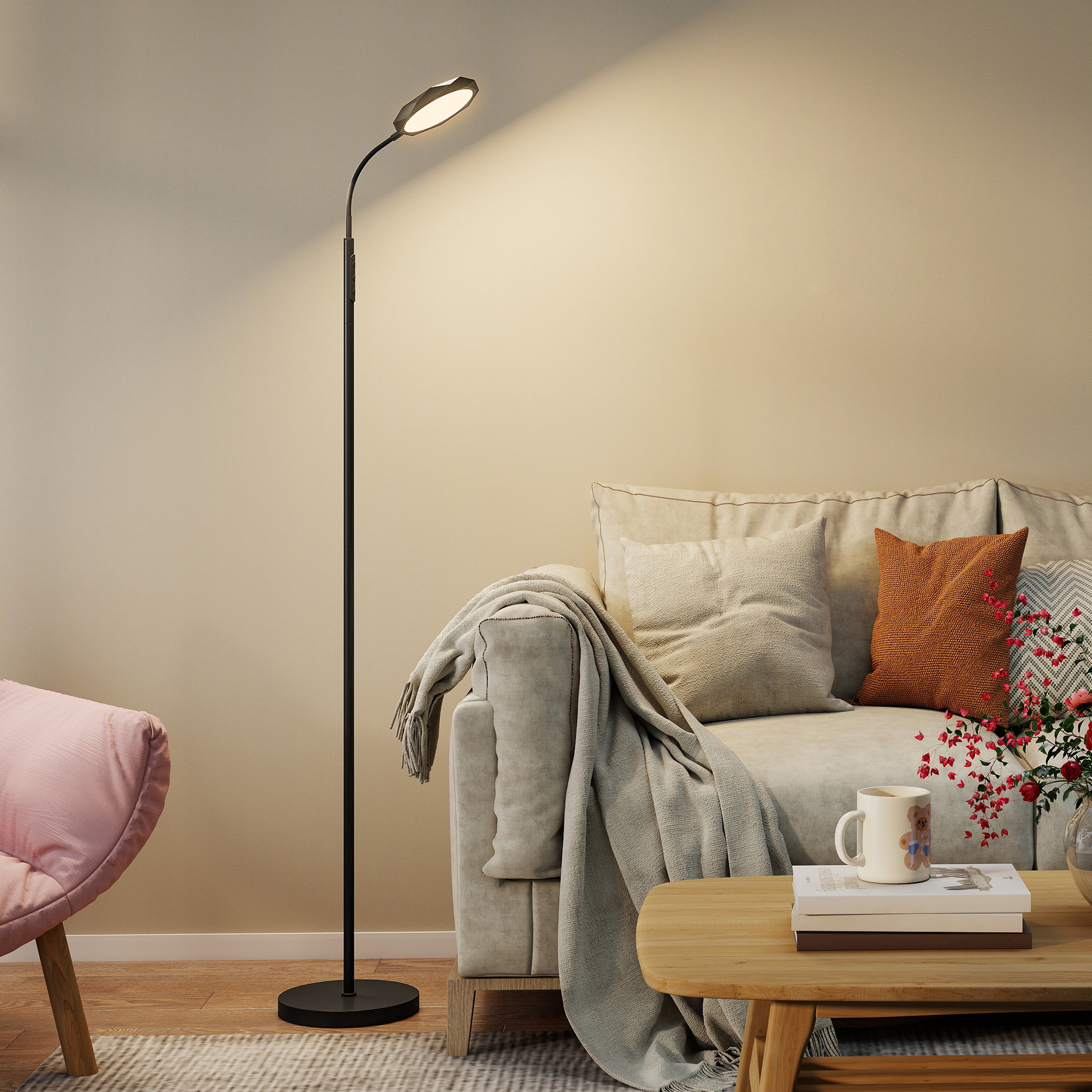 Un moderno lampada da terra illumina un divano con cuscini e coperta.