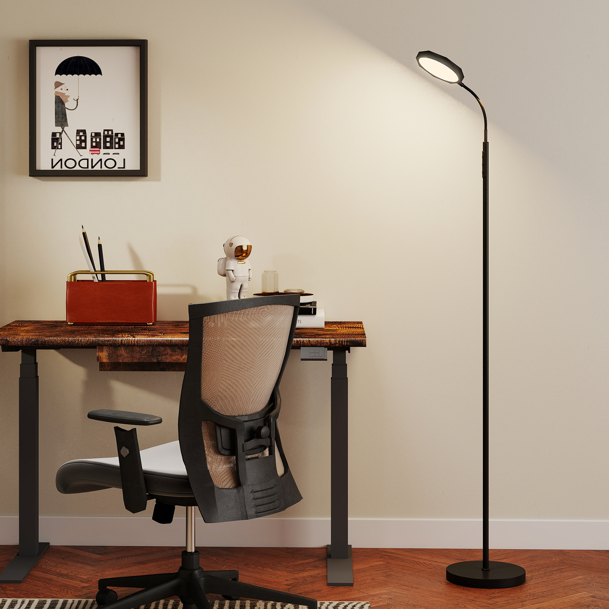 Arredo ufficio moderno con scrivania, sedia, lampada da terra e stampa di Londra.