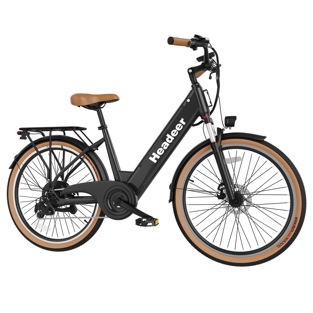 Ein schwarzes E-Bike mit braunem Sattel und hellbraunen Reifen ist vor weißem Hintergrund abgebildet.