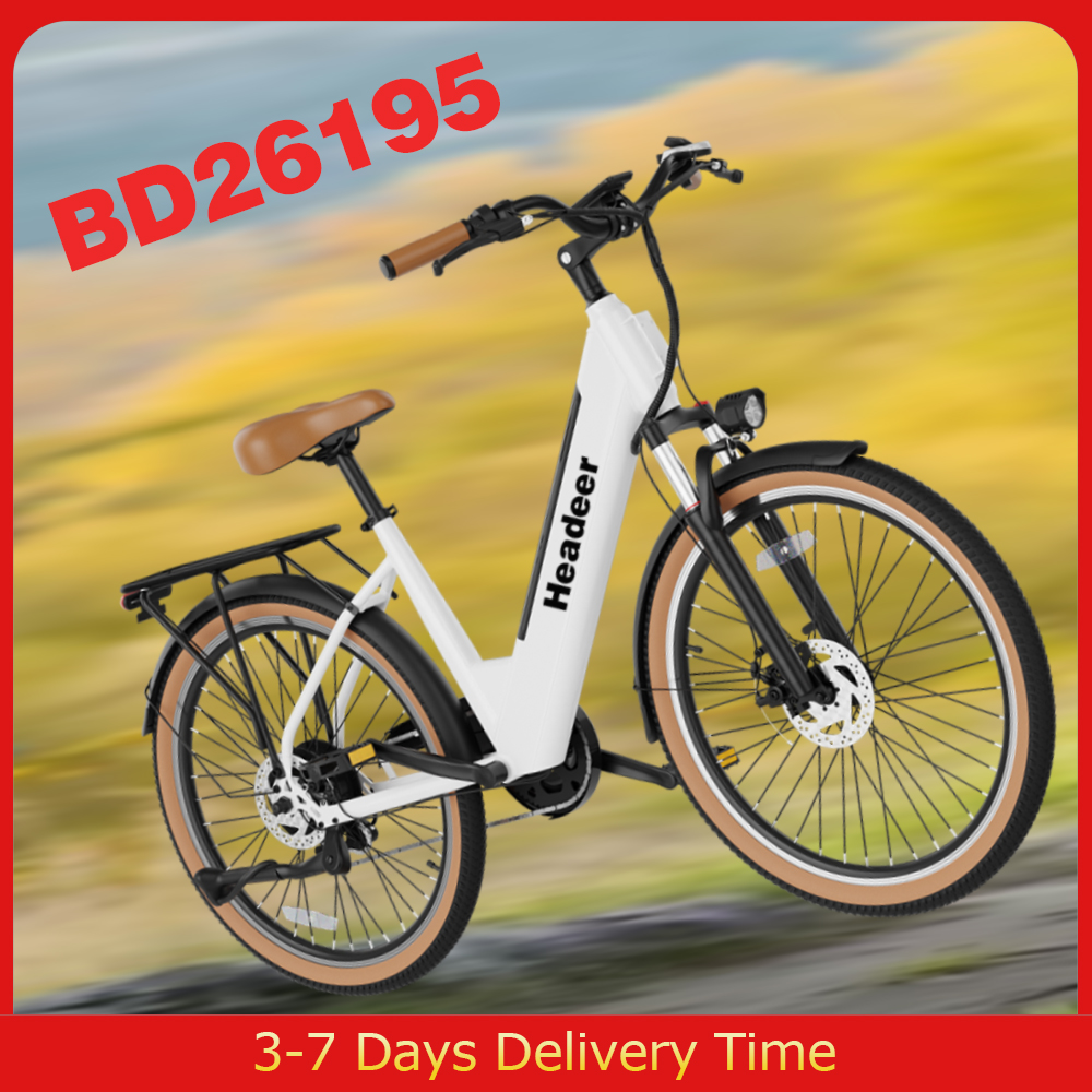 Ein weißes E-Bike mit braunem Sattel und Griffen steht im Freien.