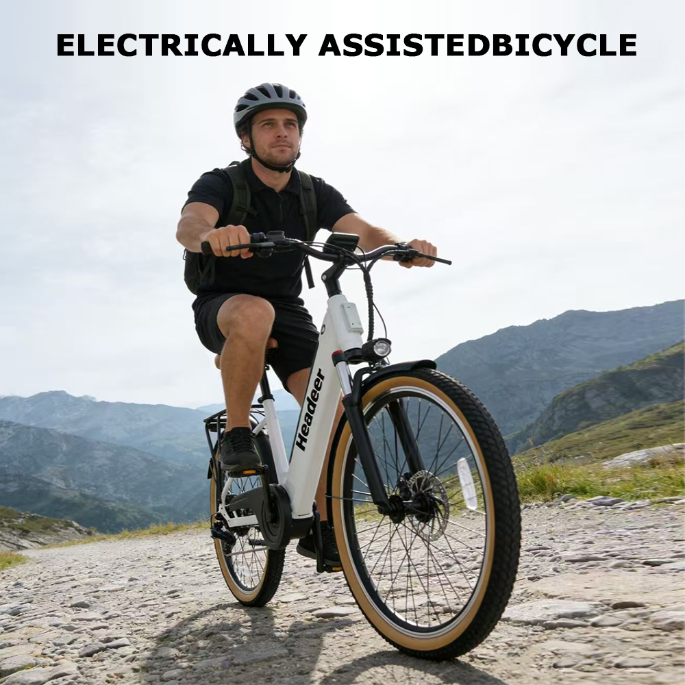 Mann fährt weißes E-Bike auf Schotterweg in den Bergen.