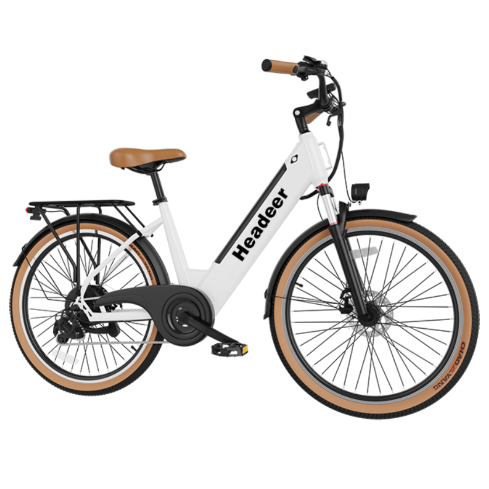 Bicicletta elettrica bianca con portapacchi e sella/manopole marroni.