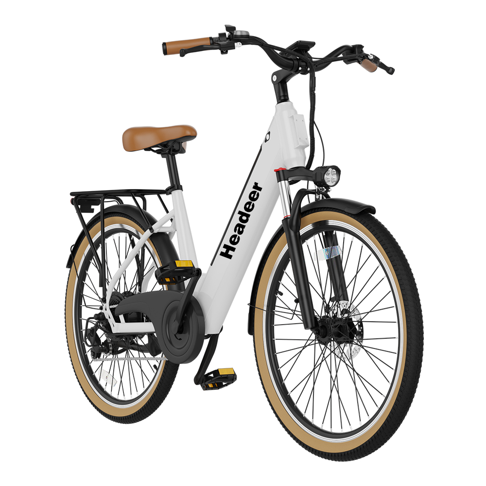 Una e-bike bianca con sella marrone, portapacchi posteriore e manubrio marrone.