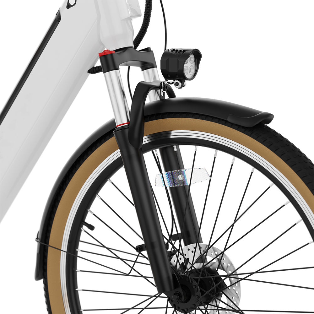 Vista frontale di una bicicletta bianca con forcella ammortizzata nera, luce e parafango.