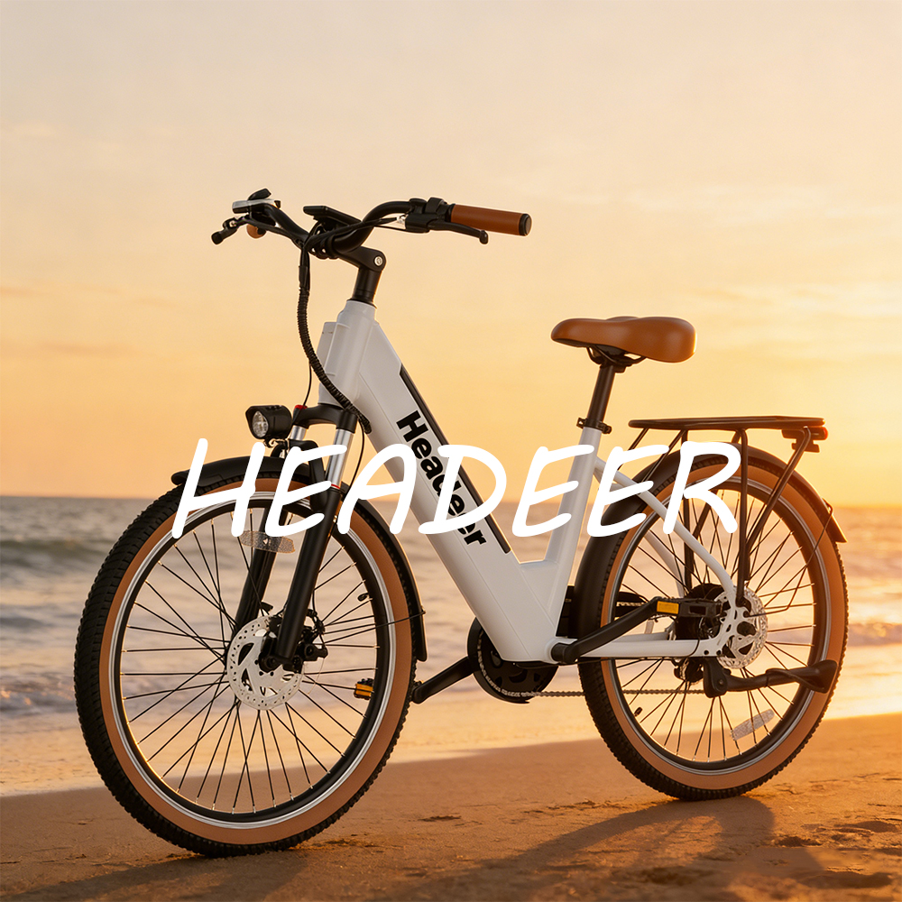 Una e-bike bianca sulla spiaggia al tramonto con il testo HEADEER.