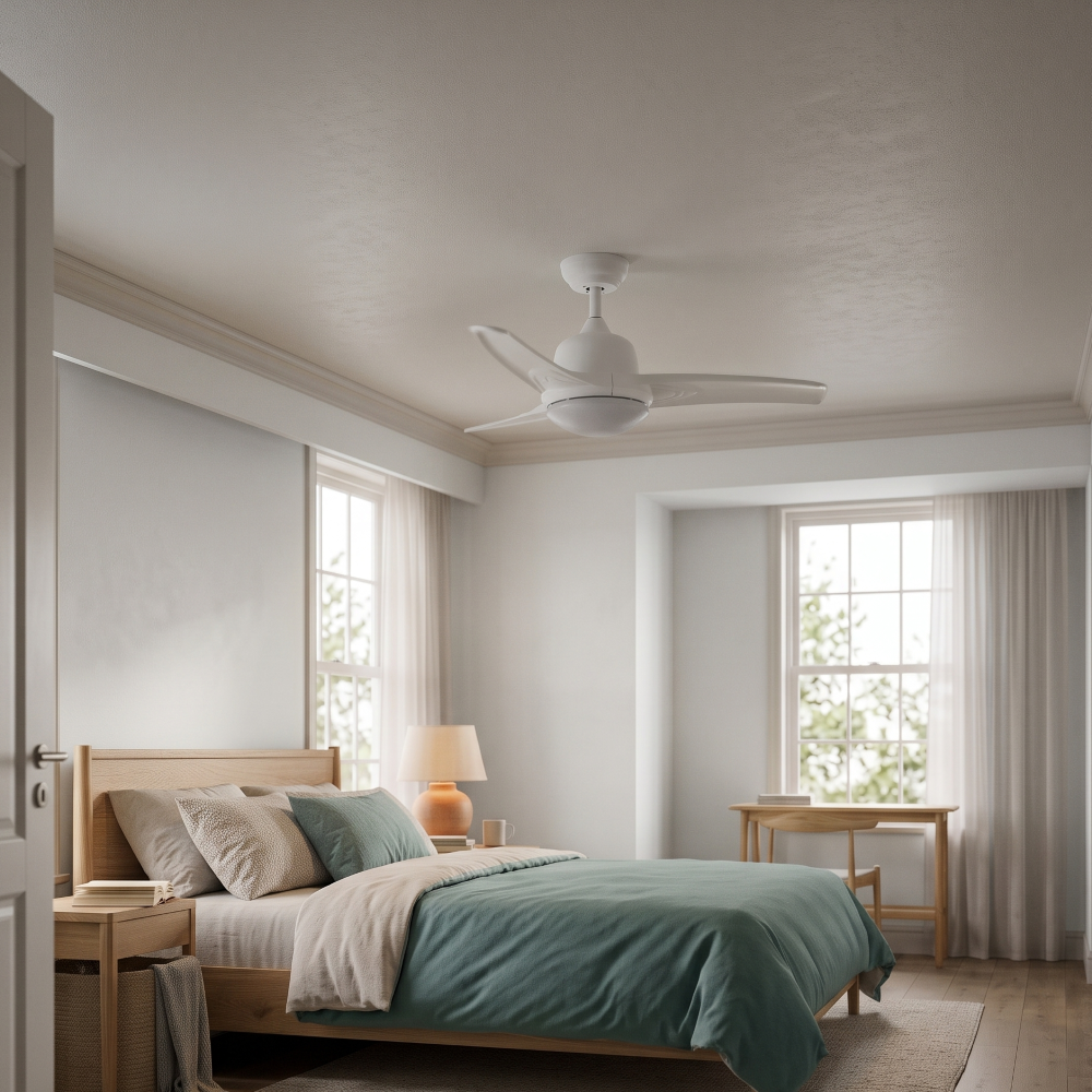 Un dormitorio con cama, escritorio y ventilador de techo. La luz entra por las ventanas.