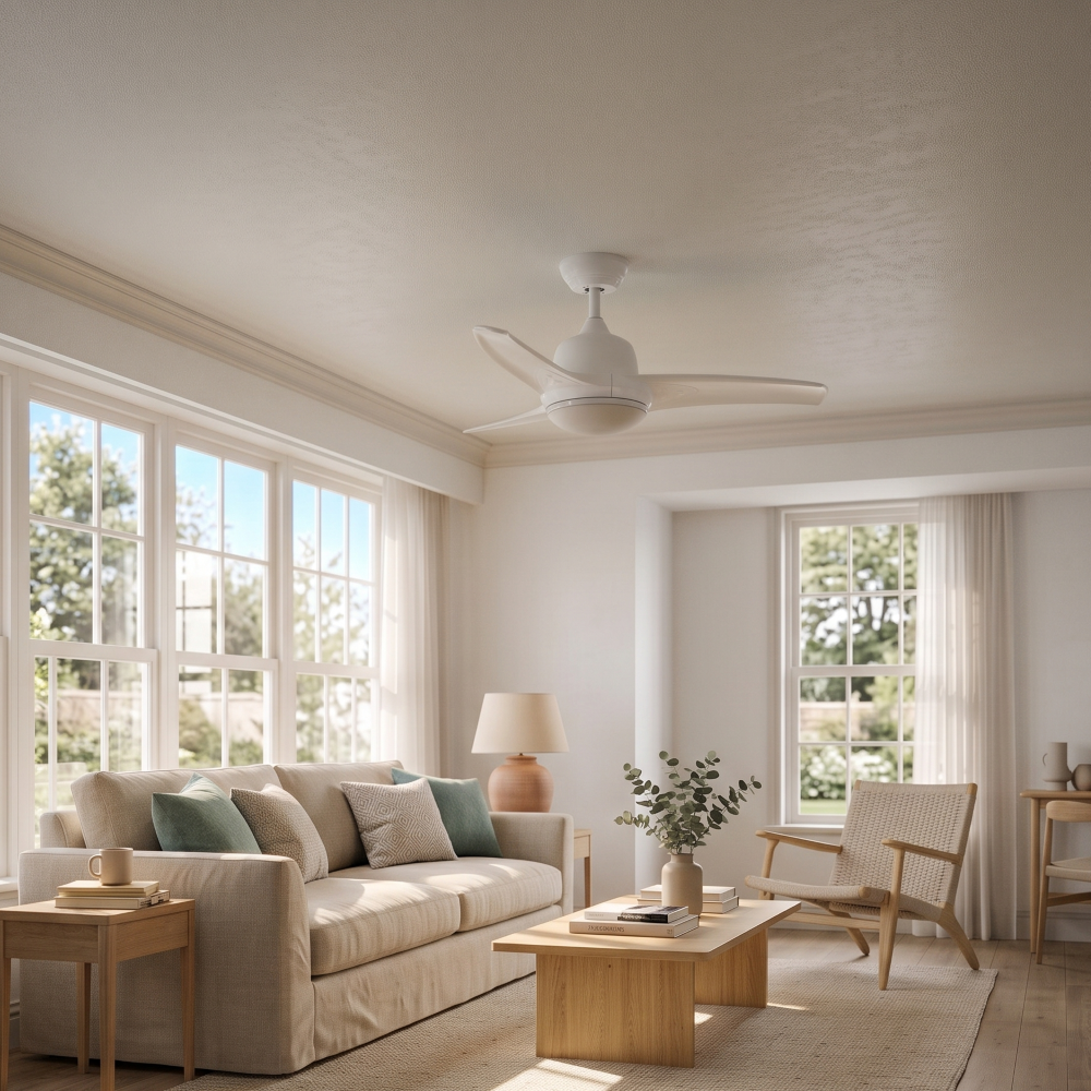 Una sala de estar luminosa con sofá, mesa de centro, sillón y ventilador de techo.