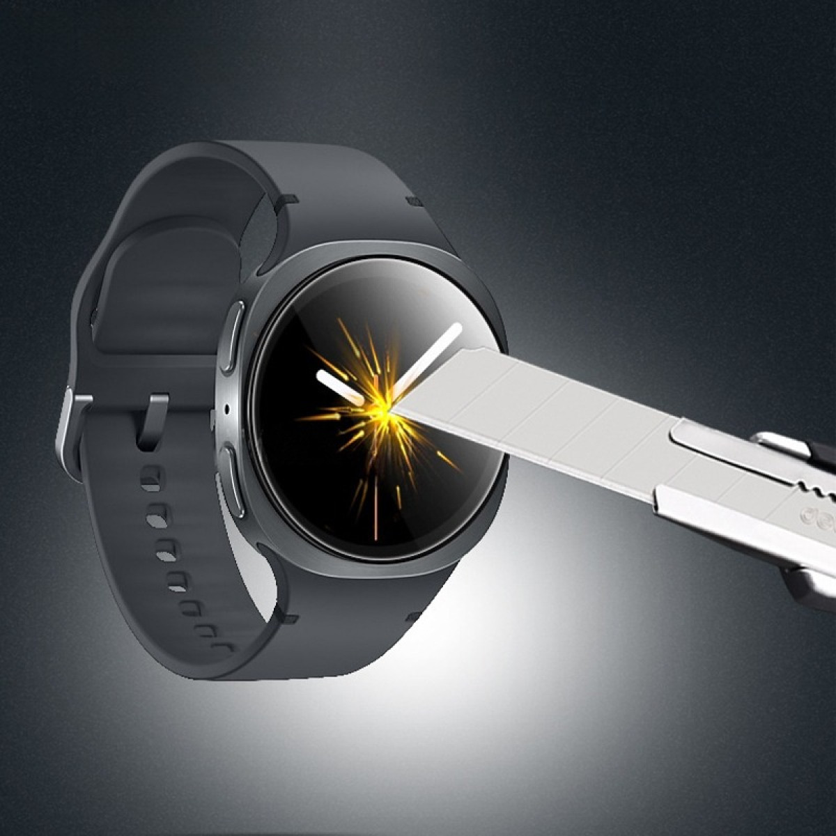 Ein Cuttermesser kratzt über den Bildschirm einer Smartwatch mit gelben Lichteffekten.