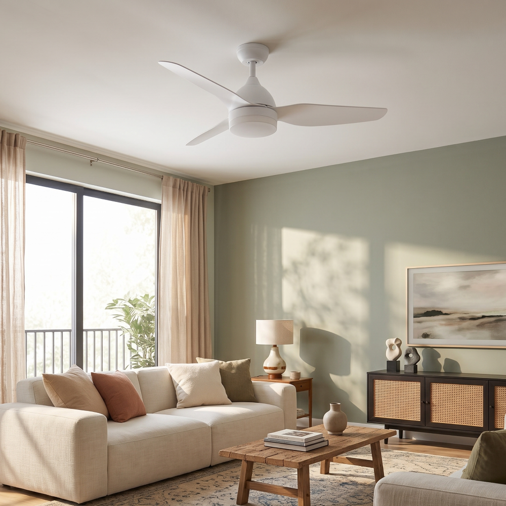 Un soggiorno con ventilatore a soffitto bianco, divano, tavolino e arte da parete.