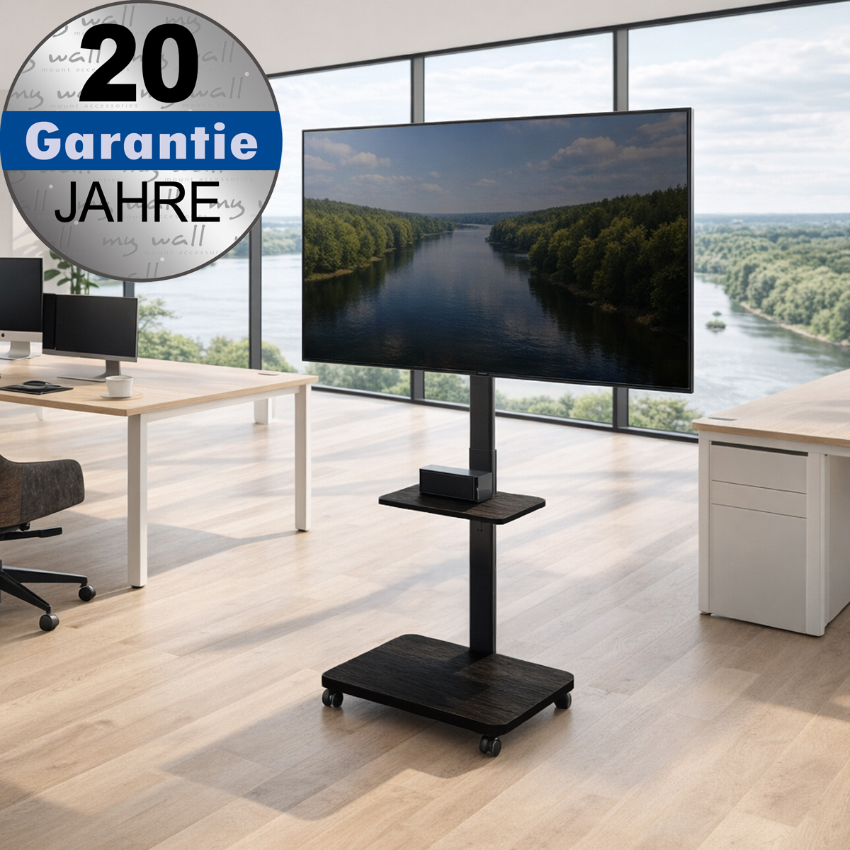Ein mobiler TV-Ständer mit schwarzer Basis und Ablage vor einem Fenster.