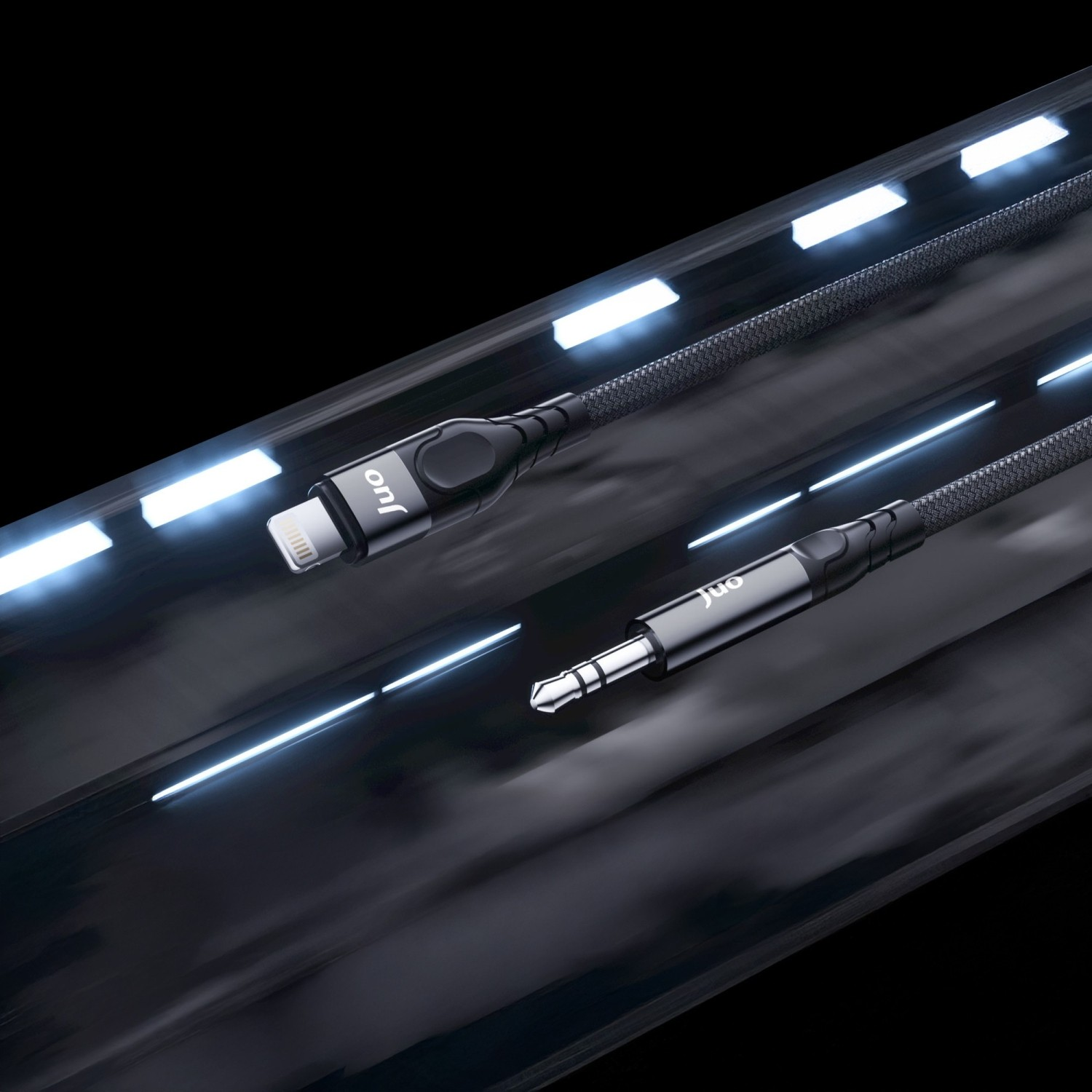 Lightning konektörlü ve 3,5 mm jaklı siyah ses kablosu.
