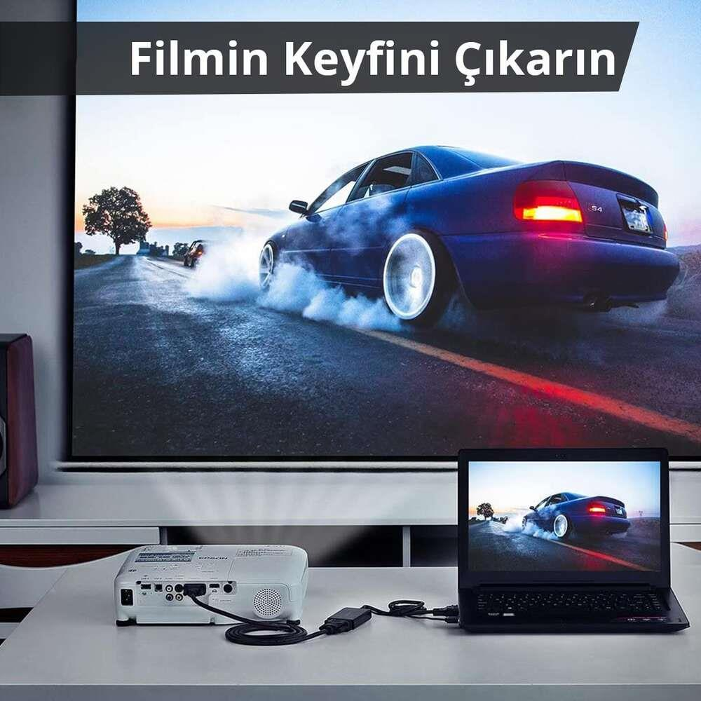 Mavi spor araba ıslak yolda duman çıkararak drift yapıyor. Yakında bir dizüstü bilgisayar ve projektör var.