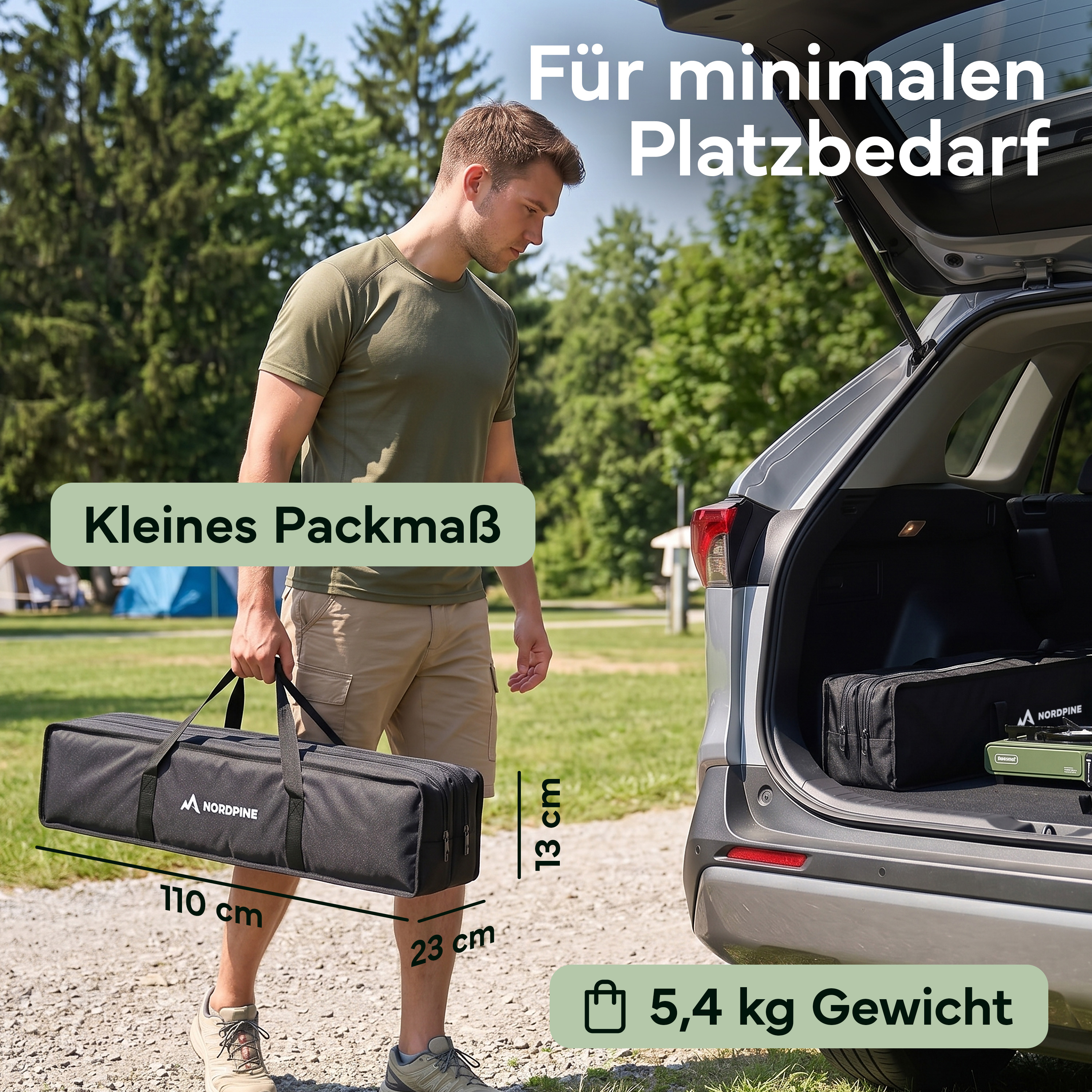 Mann trägt schwarze Tasche (110x23x13cm, 5,4kg) neben Auto.
