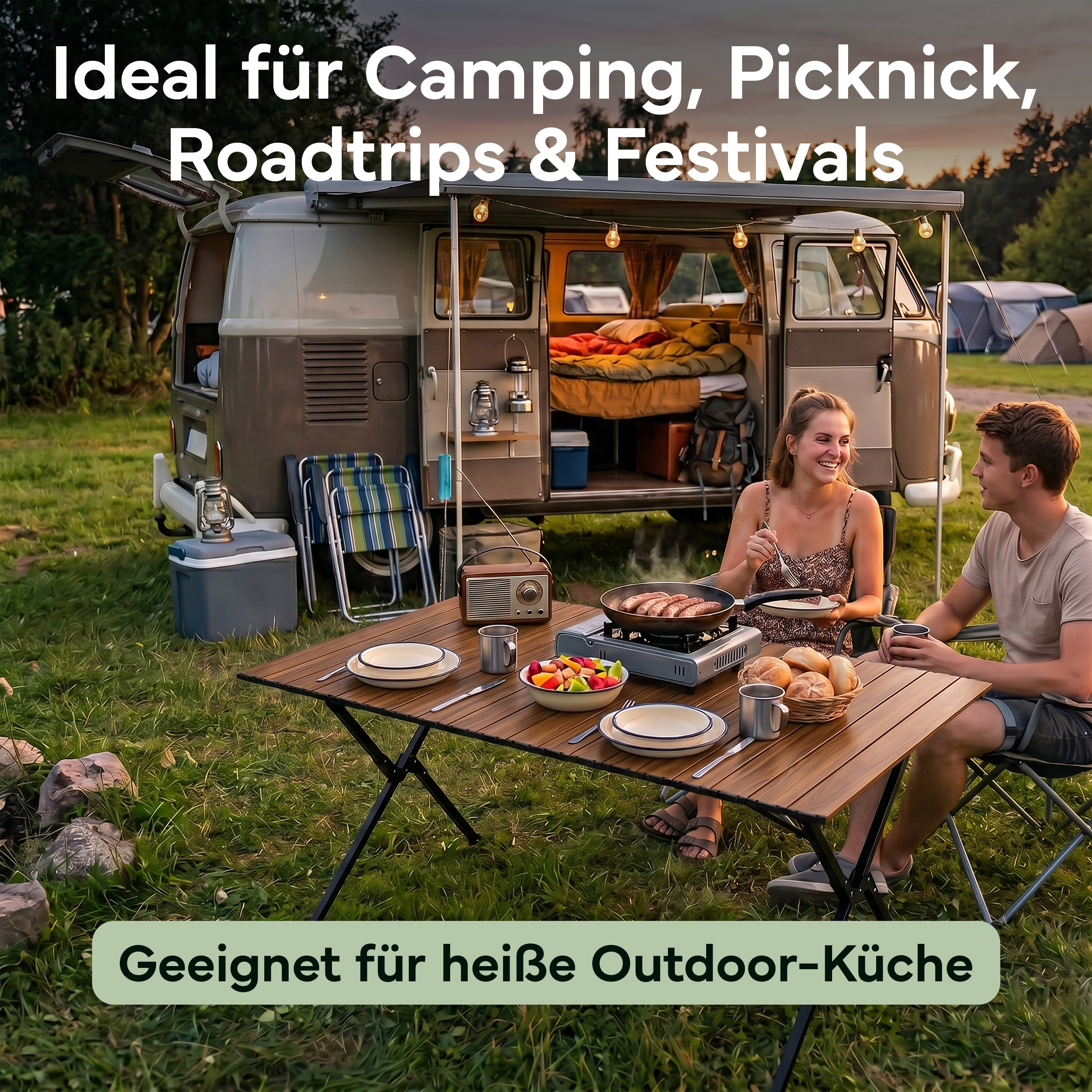 Paar am Campingtisch vor einem Camper. Essen wird gekocht.