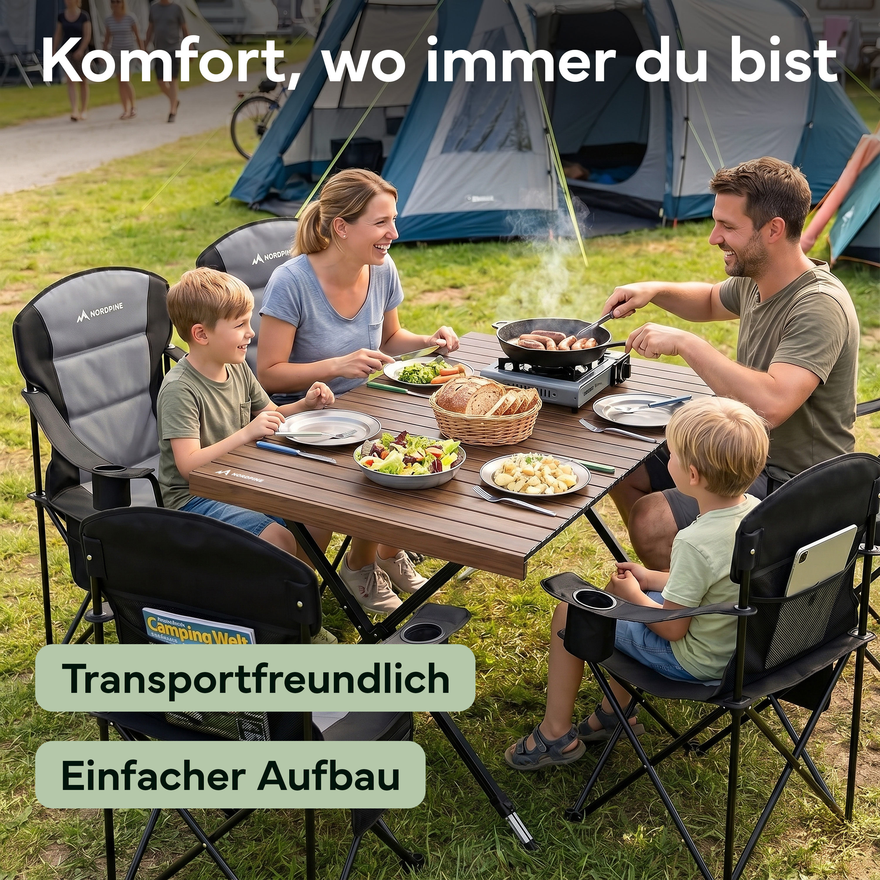 Familie beim Camping. Mann kocht, Frau und Kinder essen am Tisch.