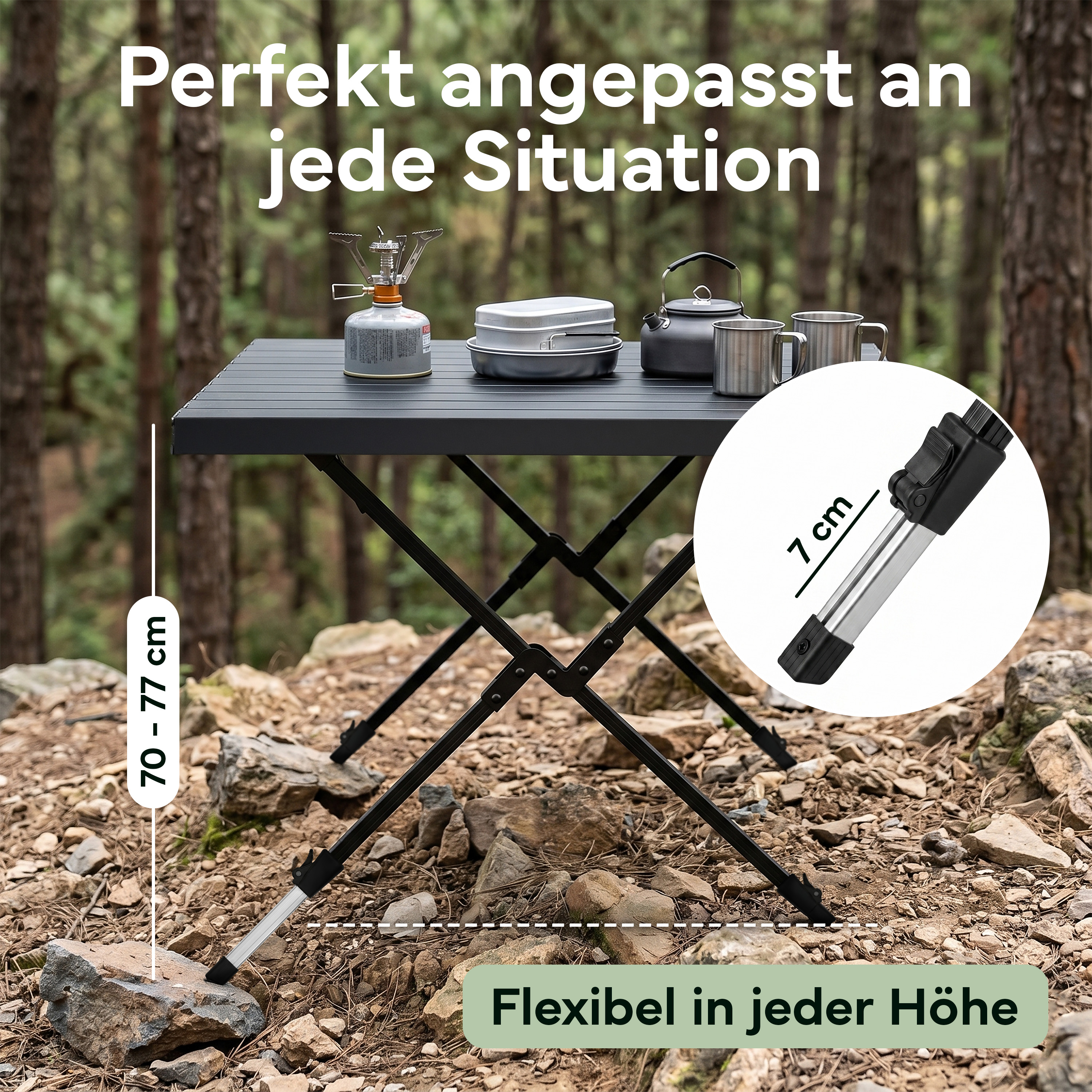 Ein schwarzer Campingtisch mit Kochutensilien im Wald. Höhenverstellbar.