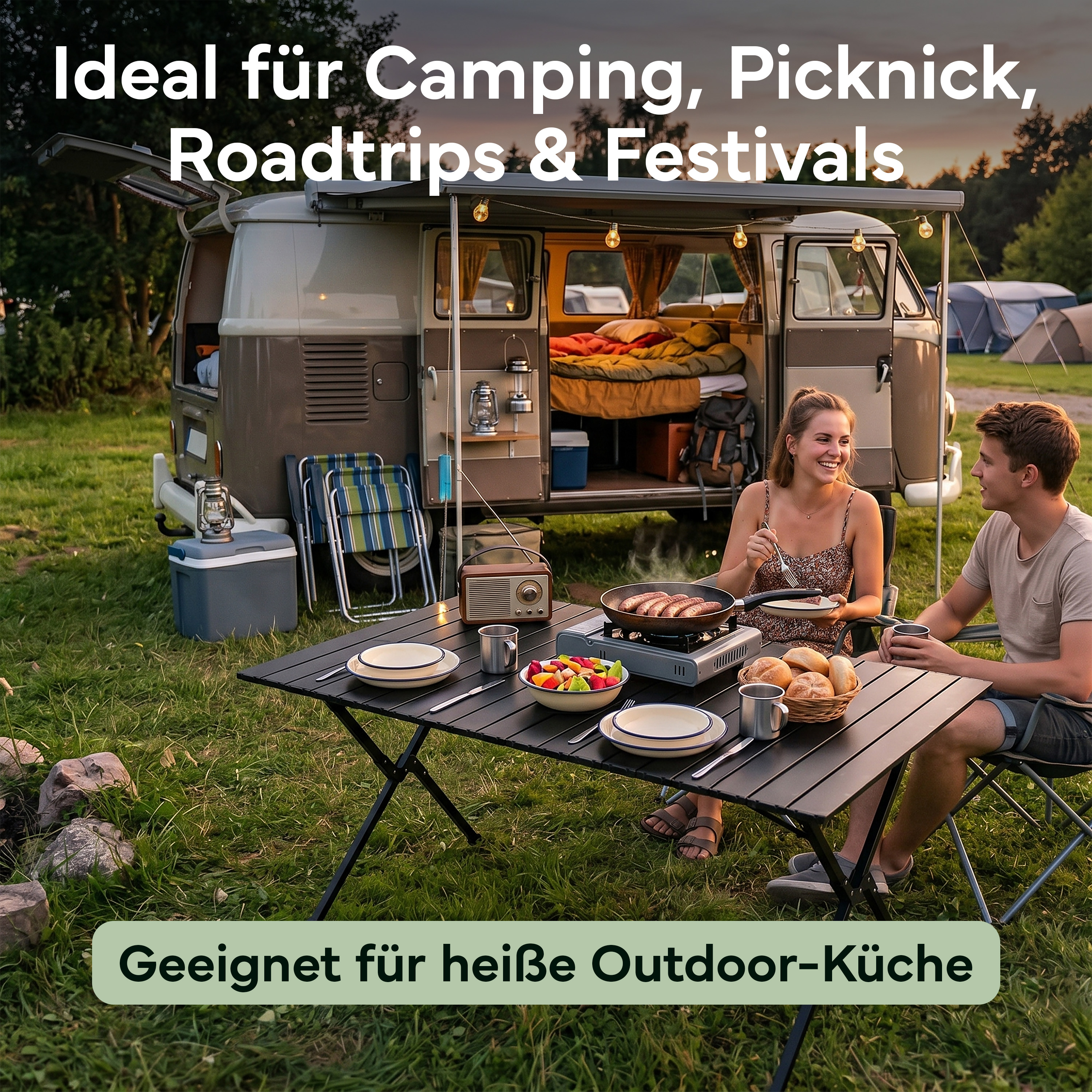 Paar campt mit VW-Bus, Essen auf Tisch, Zelte im Hintergrund.
