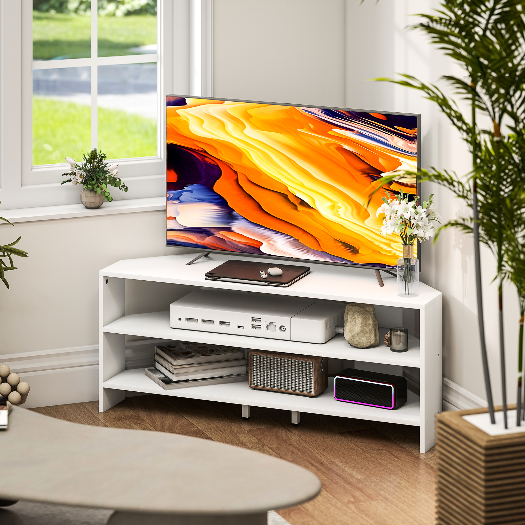 Un mobile TV angolare bianco con TV, console di gioco e altoparlanti.