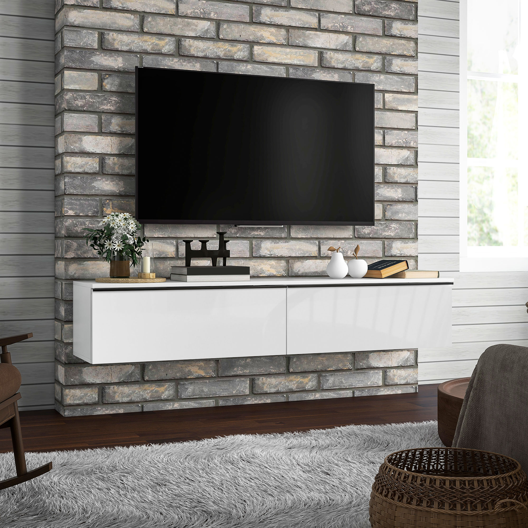 Soggiorno moderno con TV su parete in mattoni, credenza bianca e tappeto.