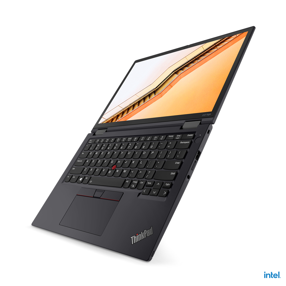Ein schwarzer ThinkPad Laptop ist geöffnet und schräg dargestellt. Der Bildschirm zeigt ein abstraktes orangefarbenes Muster.