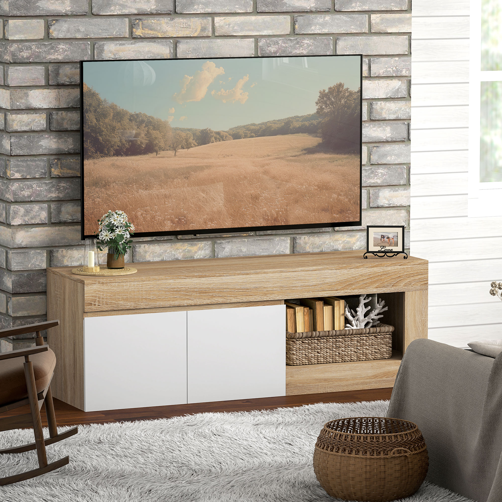 Console in legno con TV, fiori e candela. Una poltrona a dondolo è a sinistra.