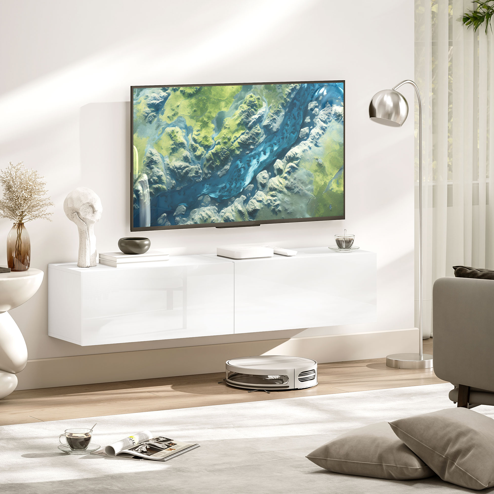 Un soggiorno moderno con mensola bianca a muro, TV e robot aspirapolvere.