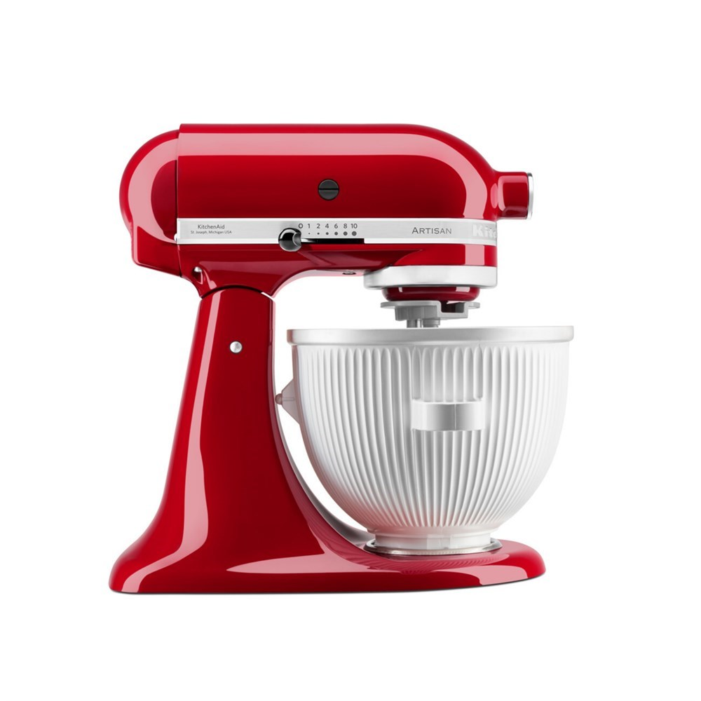 Un robot da cucina KitchenAid rosso con ciotola bianca, su sfondo bianco.
