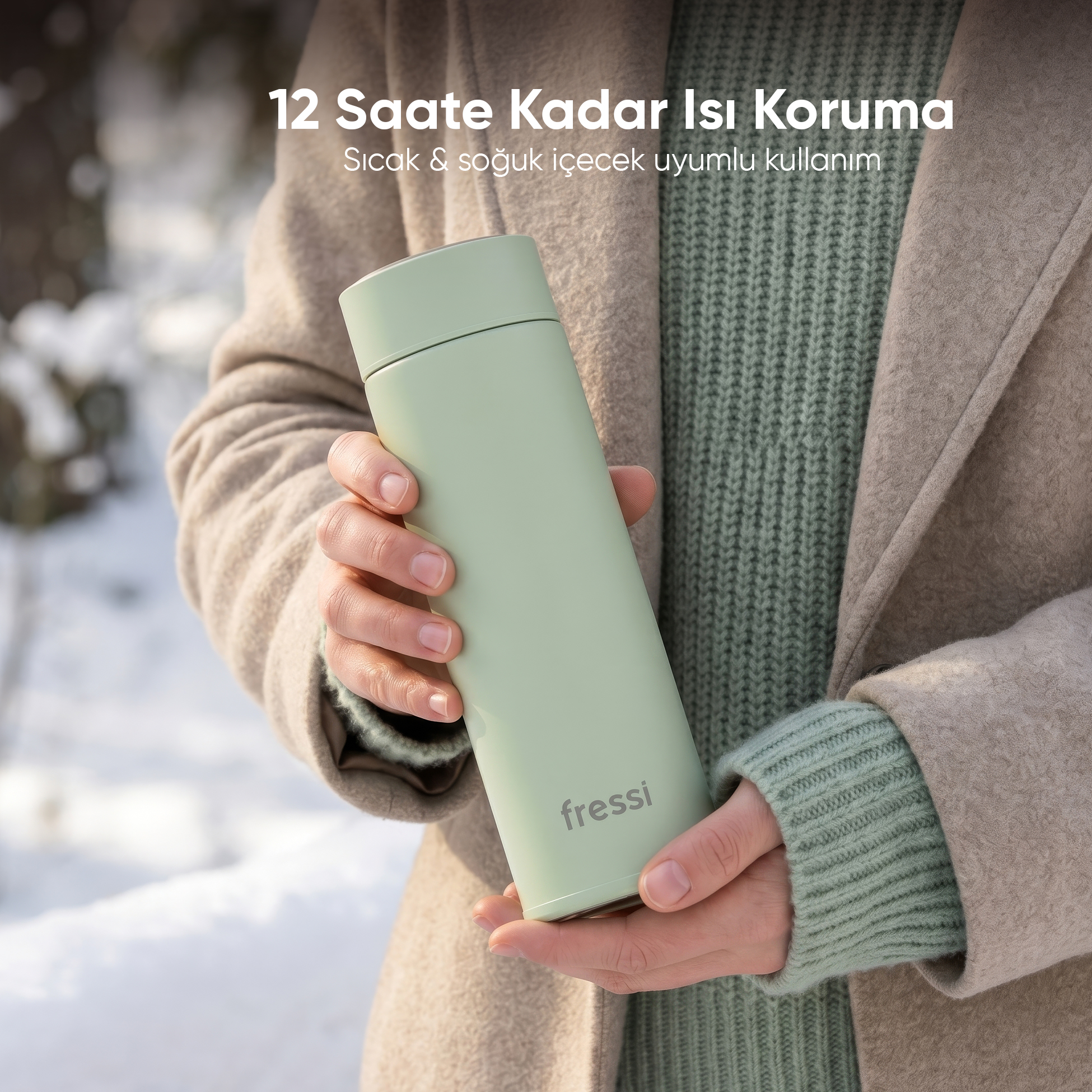Bir kişi karlı dış mekanda açık yeşil termos tutuyor.